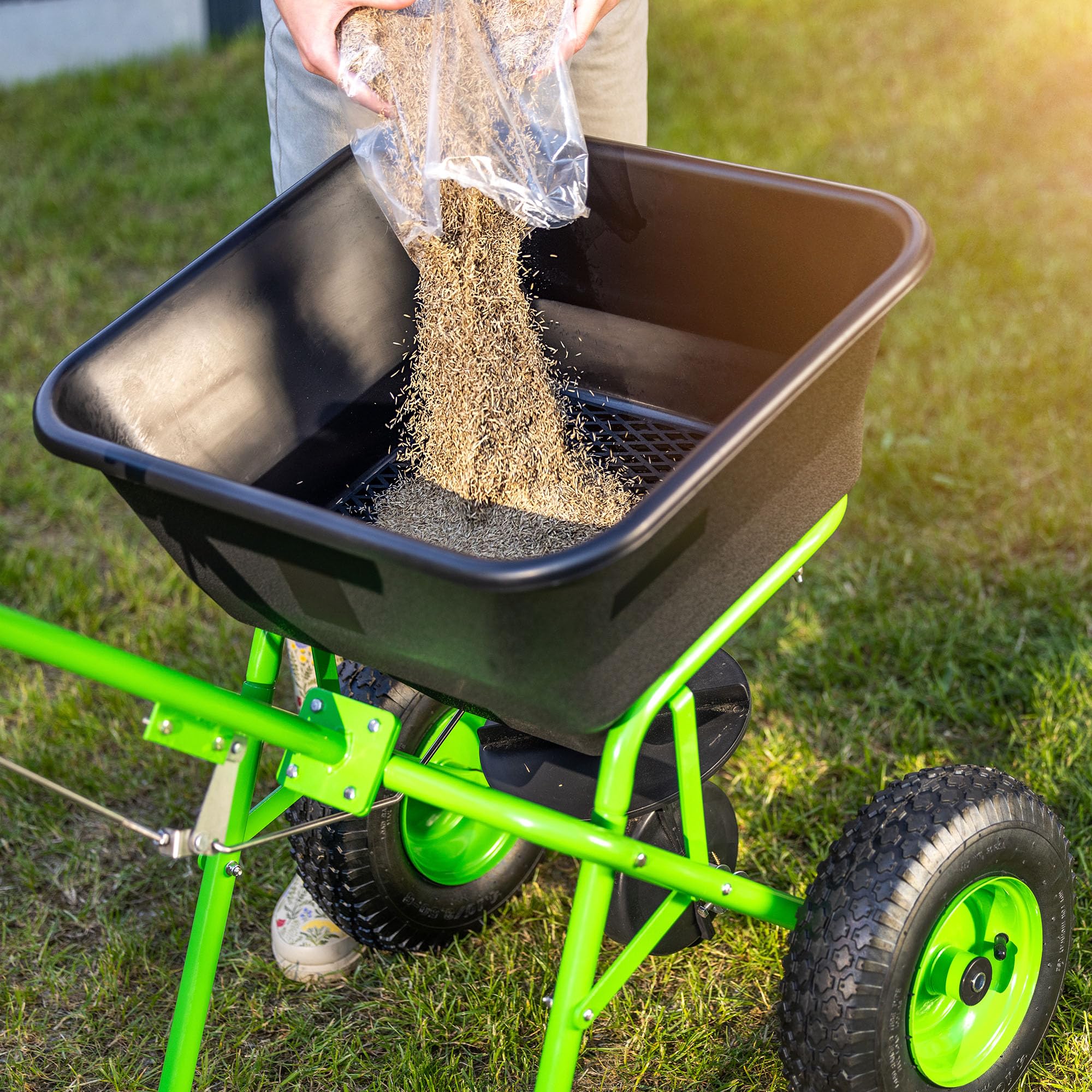 KADAX Carro esparcidor de 45 L con ruedas, esparcidor de abono para semillas de césped, fertilizante para césped, cal y sal de carretera, salero, esparcidor de semillas para el cuidado del césped y el