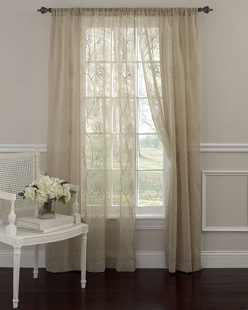 ローラアシュレイのシェード Amazon.com: Laura Ashley Frosting Sheer Curtain with Rod