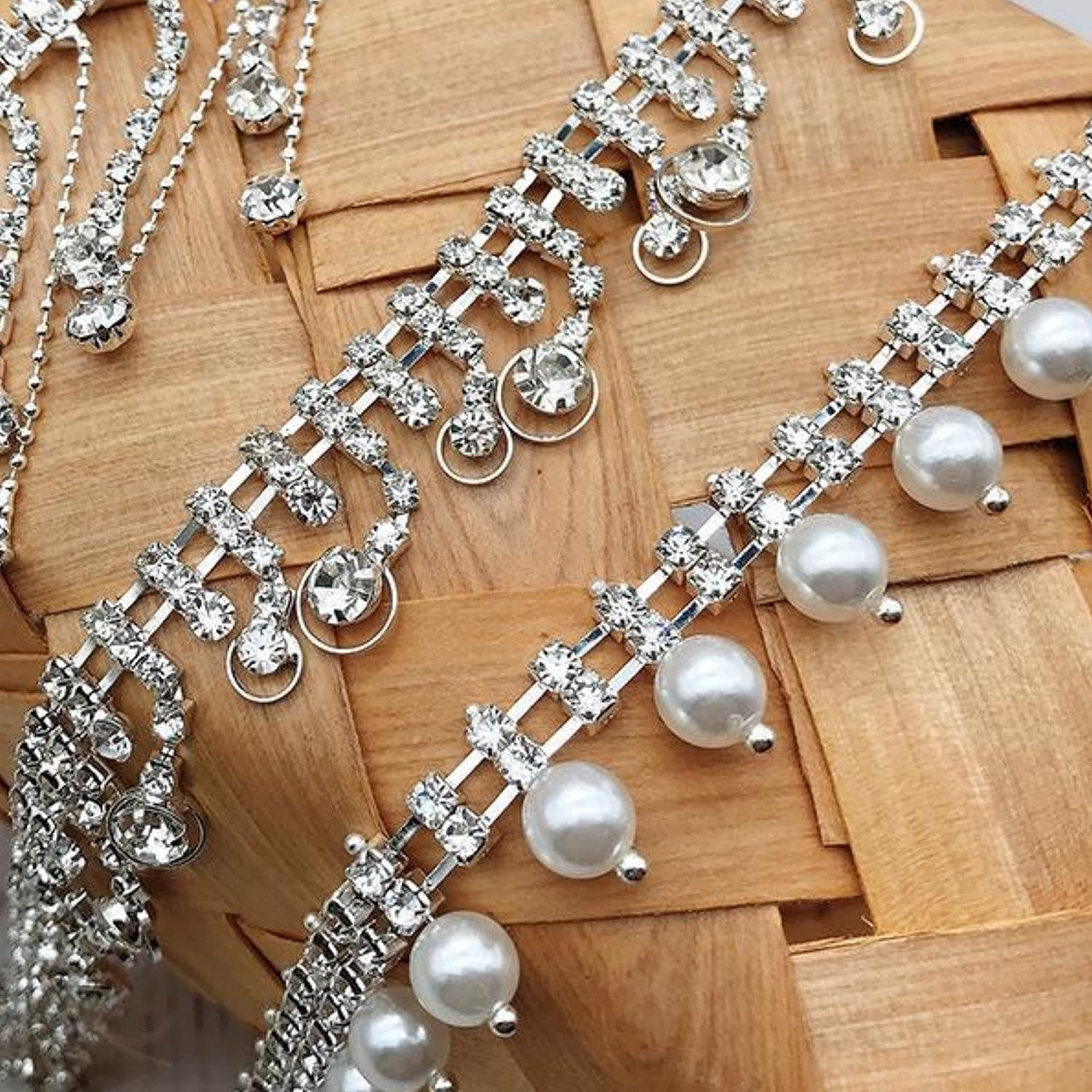 1Yard Shiny Rhinestone Trim Chain Applique, Inlaid Pearl Beaded Crystal Close Chain for Sewing Crafts Sewing Crafts Wedding Bridal Party Clothing DIY Decor Accessories (Silver) (BEAD001)