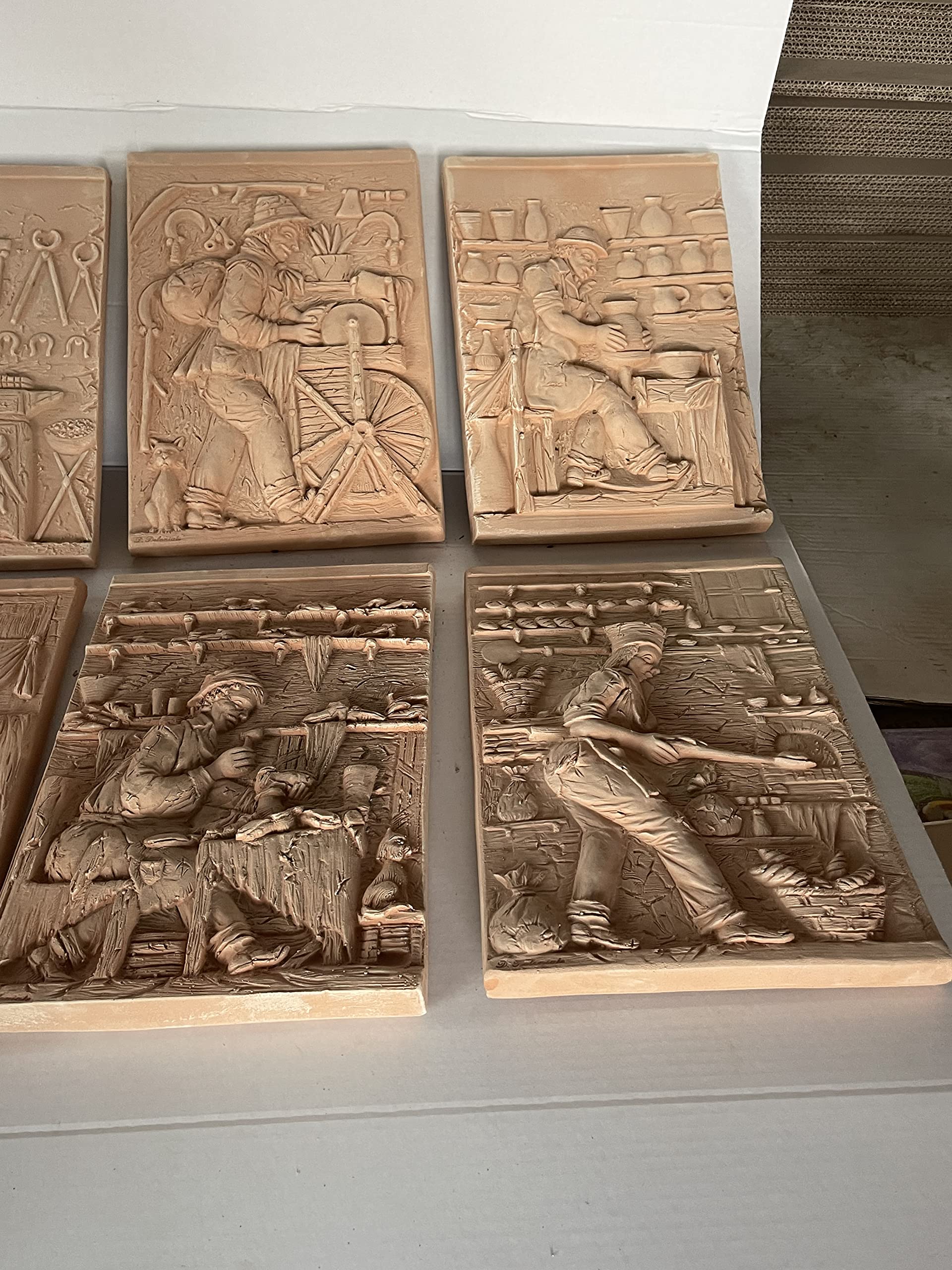 Paneles de terracota repleto antiguos mensajeros