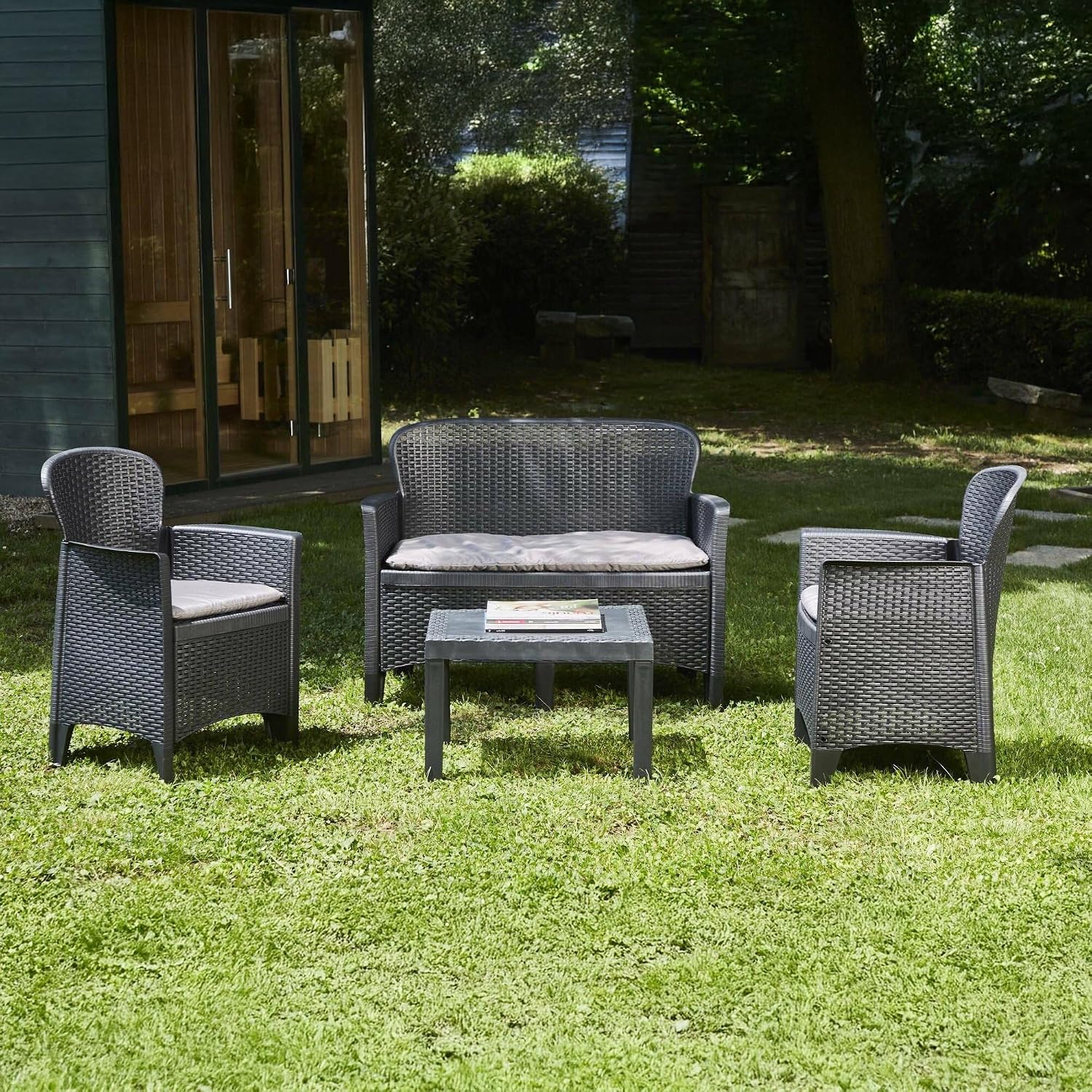 Dmora - Set salotto da esterno Ostuni, Set da giardino con 2 poltrone, 1 divano ed 1 tavolino, Salottino effetto rattan con cuscini, 100% Made in Italy, Antracite
