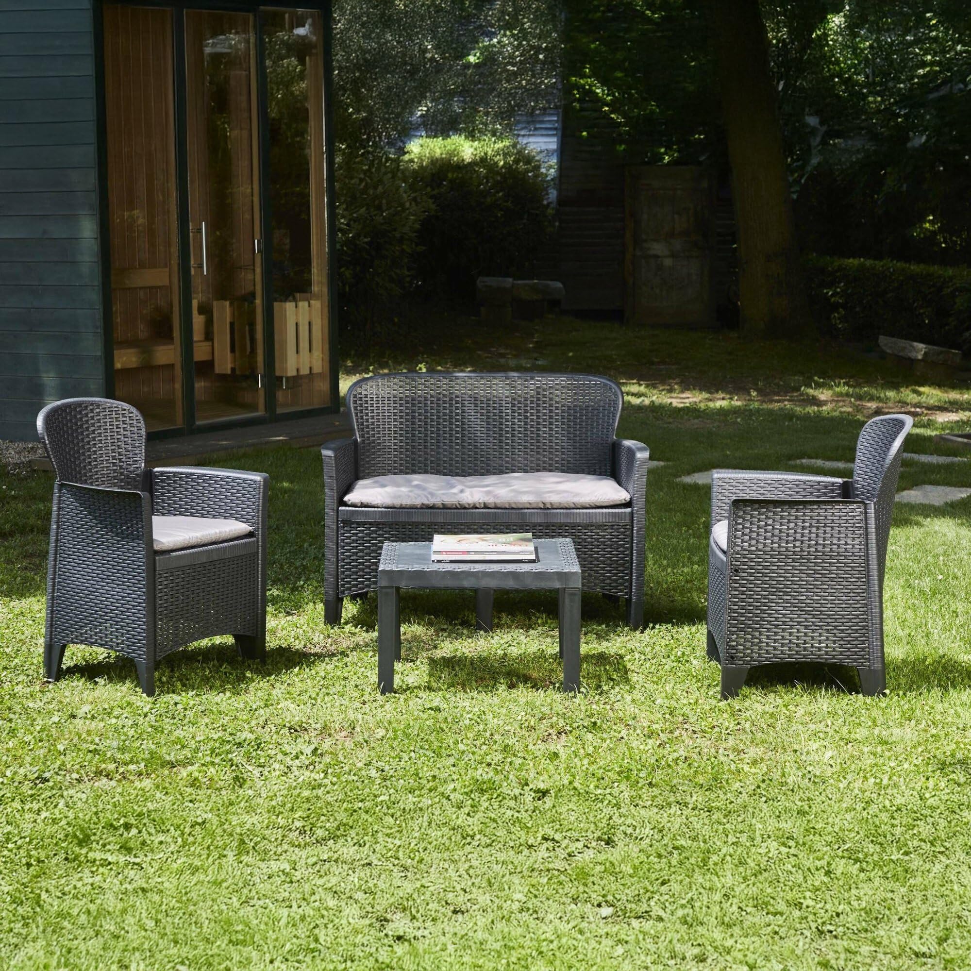 Dmora - Set salotto da esterno Ostuni, Set da giardino con 2 poltrone, 1 divano ed 1 tavolino, Salottino effetto rattan con cuscini, 100% Made in Italy, Antracite