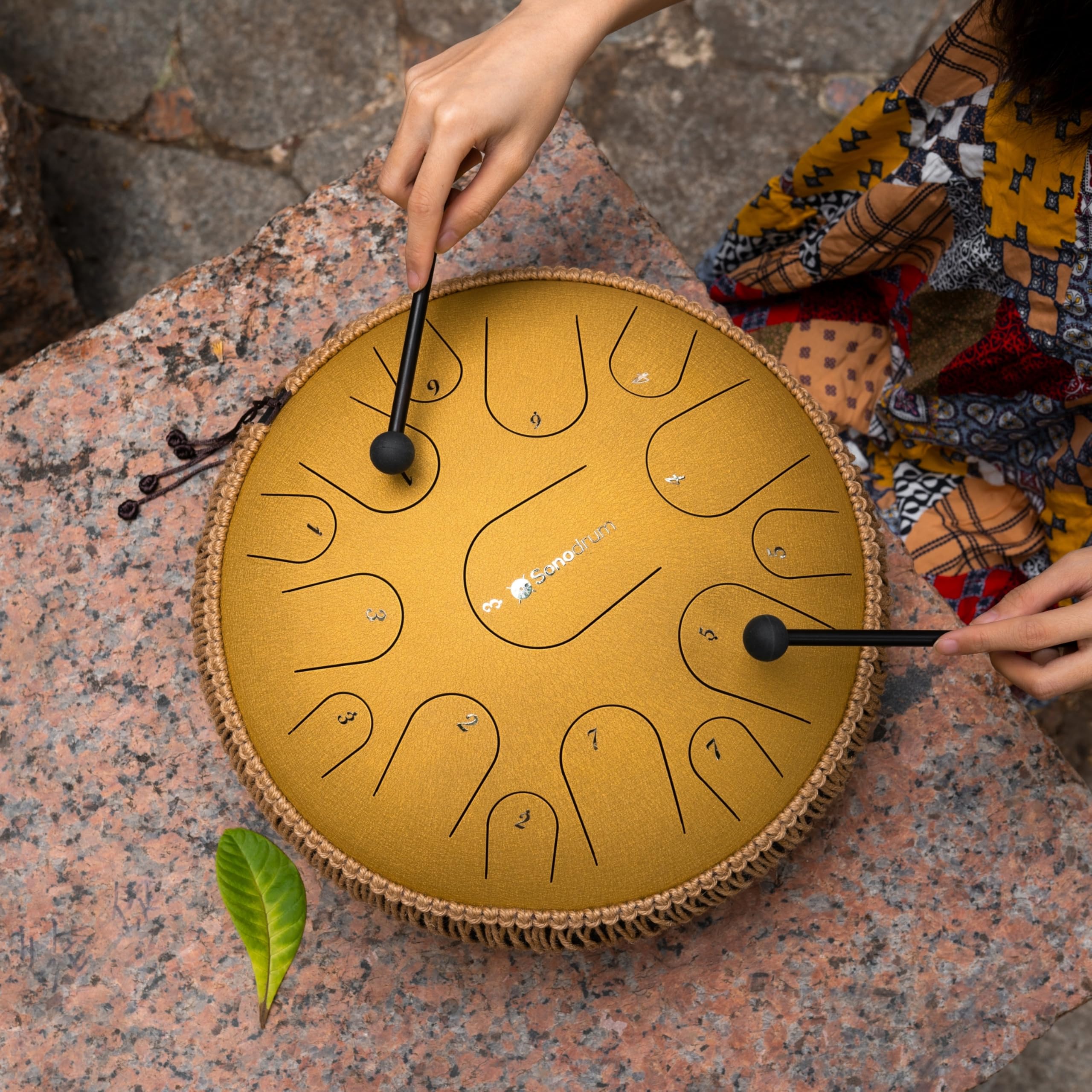 Zungentrommel "Premium" C - Dur in Gold - 35 cm groß mit 15 Tönen - Steel Tongue Drum inkl. Liederbuch, Schlägel, Fingersticks und Tragetasche - Notenlesen nicht nötig, einfach zu spielen.