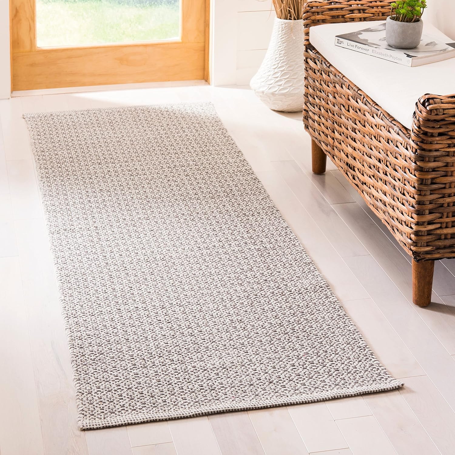 SAFAVIEH Montauk Collection Accent Rug - 2'3" x 3'9", Ivory & Navy, Handmade Cotton, Ideal for High Traffic Areas in Entryway, Living Room, Bedroom (MTK717H)