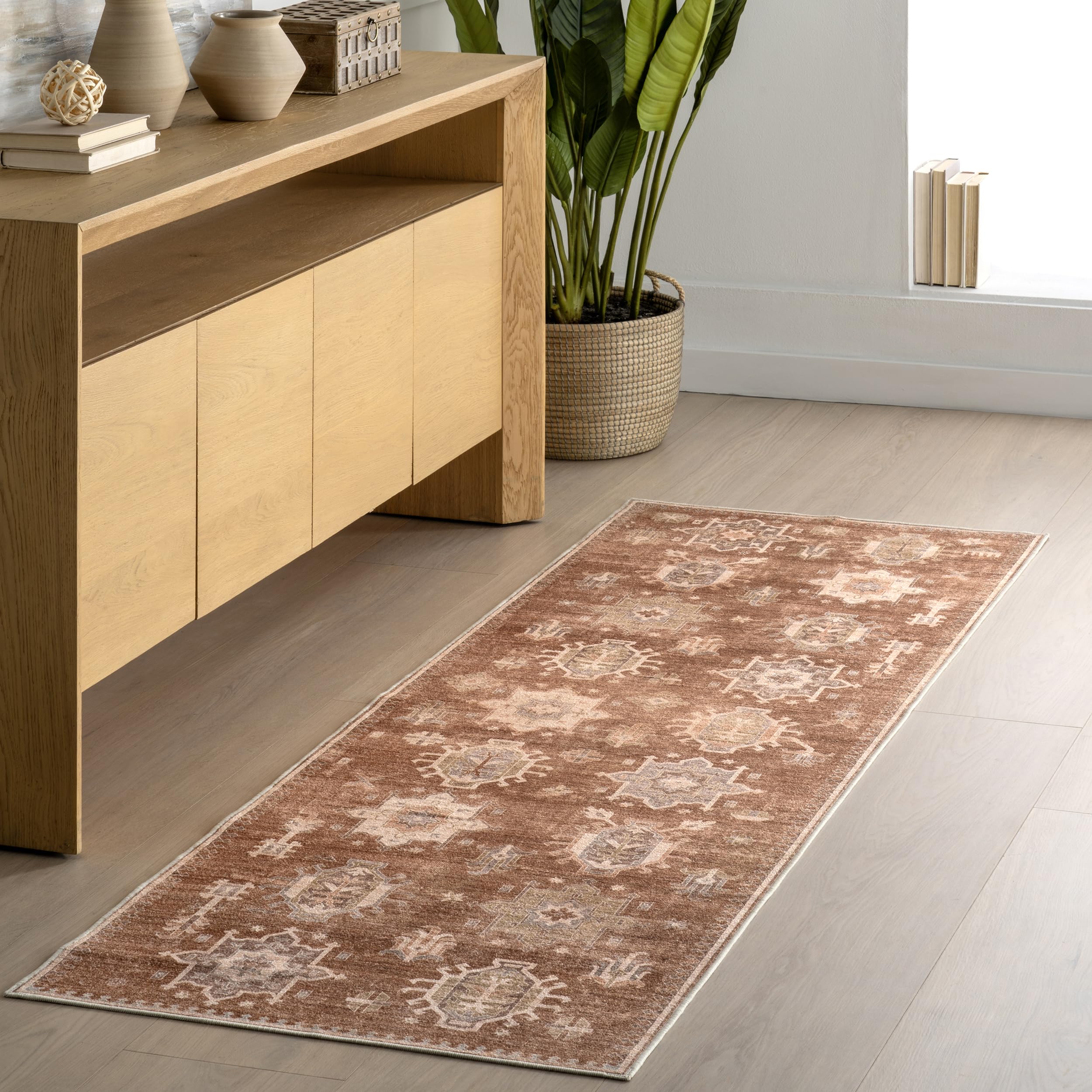 Tapis de couloir marron nuLOOM Avalon pour réchauffer une entrée en parquet ou carrelage