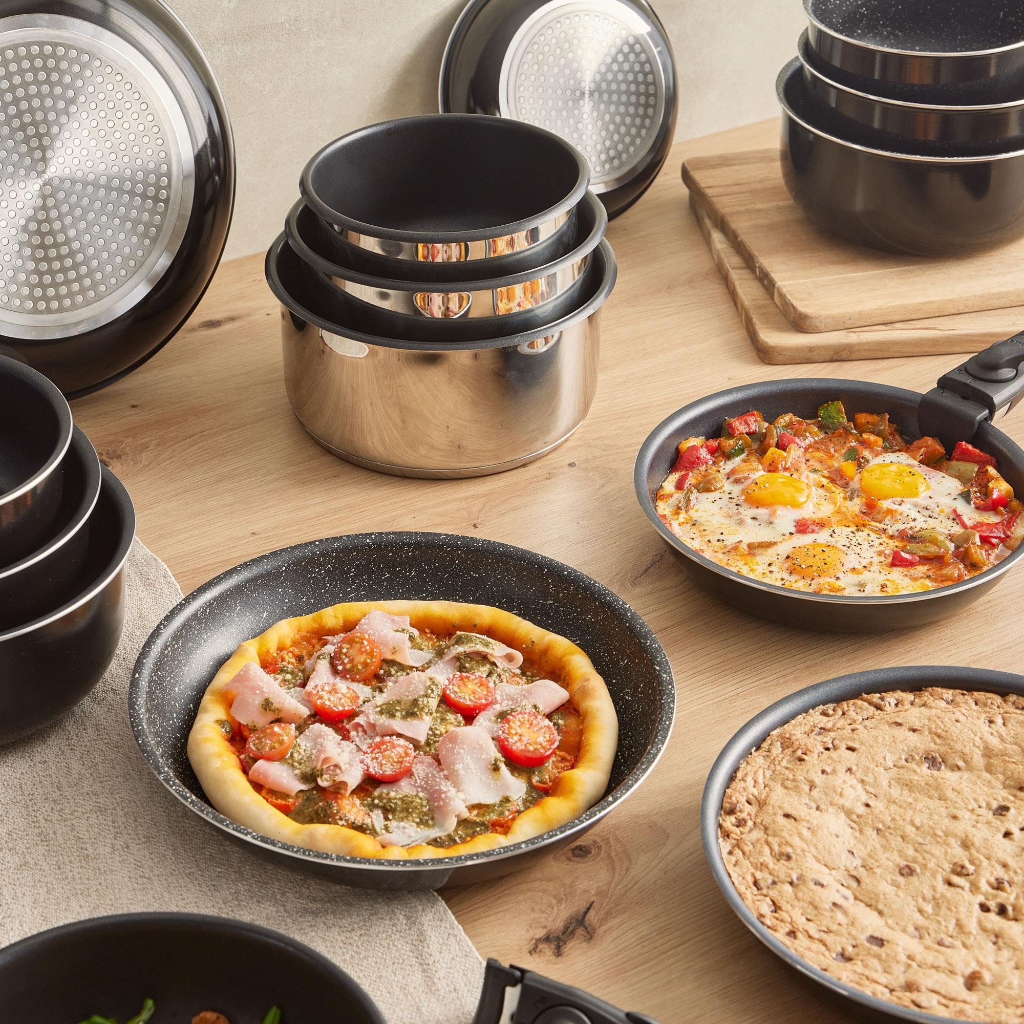 Set de 5 poêles Ø18Ø20Ø22Ø24Ø26cm avec 2 poignées amovibles + 3 casseroles Ø16Ø18Ø20cm avec manche amovible -Aluminium pressé couleur rouge Click&Cook Bergner