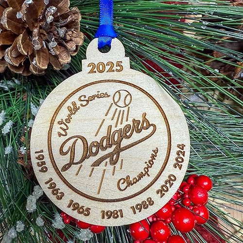 Miniatura 2 de LA D O D G E R S Abedul grabado Los Ángeles Béisbol Holiday Ornamento de madera rústica Decoración de recuerdo NL Champs 2025 BFCM 2025