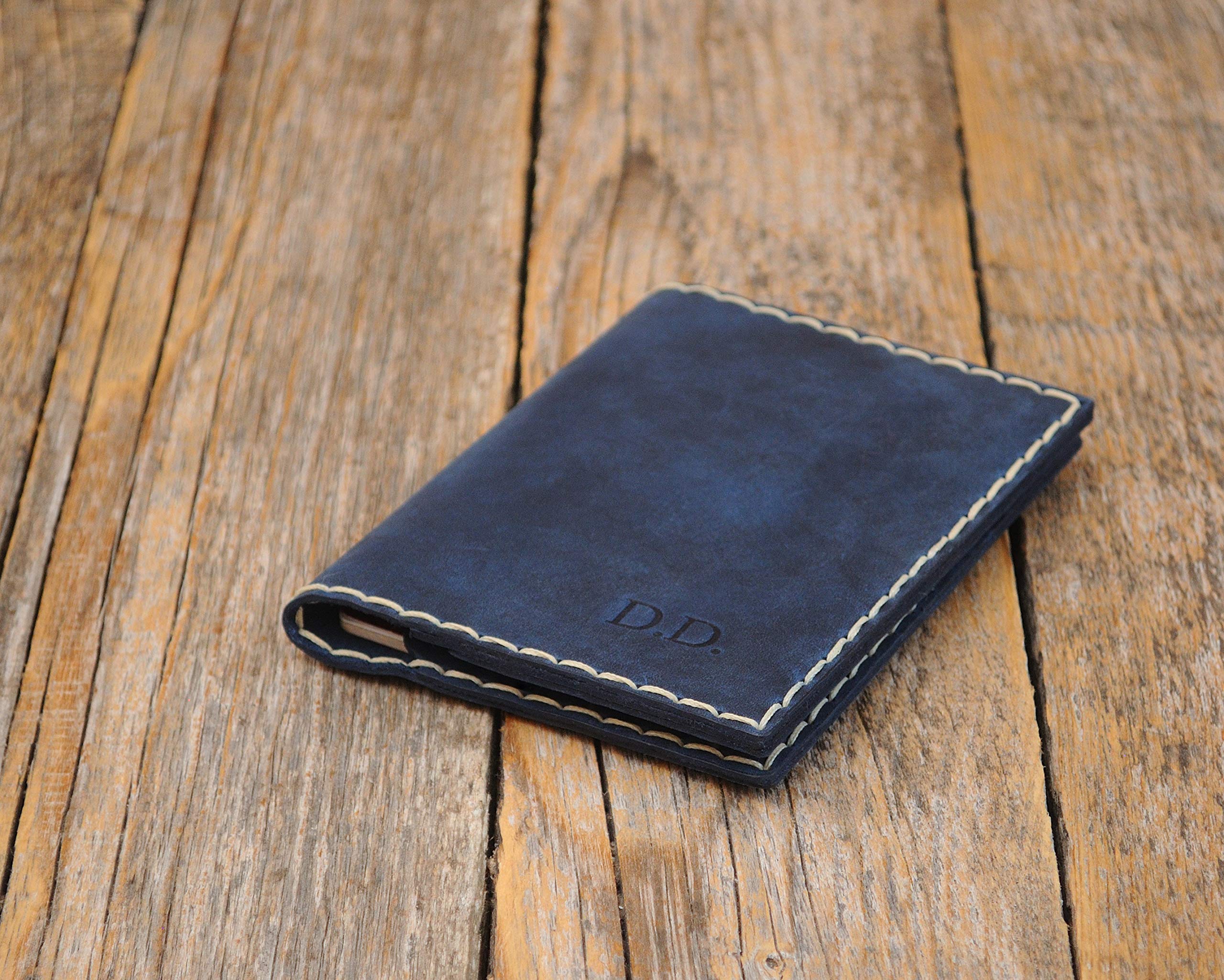 Blu porta-passaporto personalizzato di pelle, documenti di viaggio con tasche per carte e soldi, monogramma del tuo nome