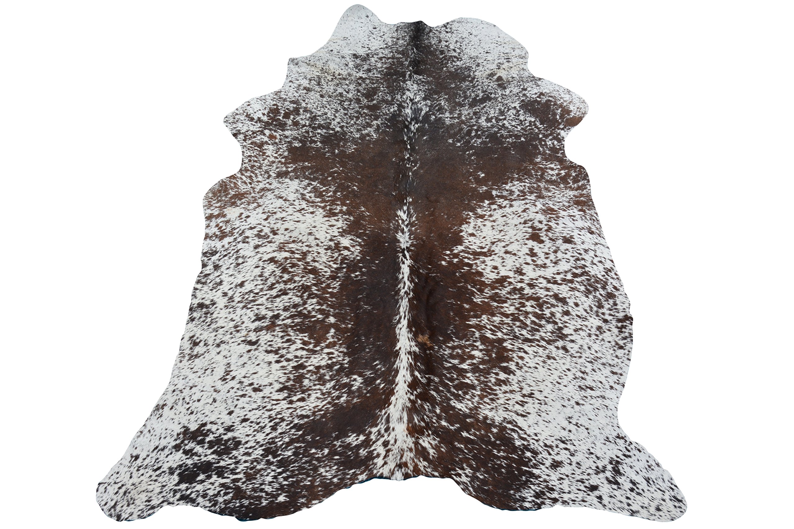 Tapis en peau de vache marron et blanc pour un salon cocooning et chaleureux