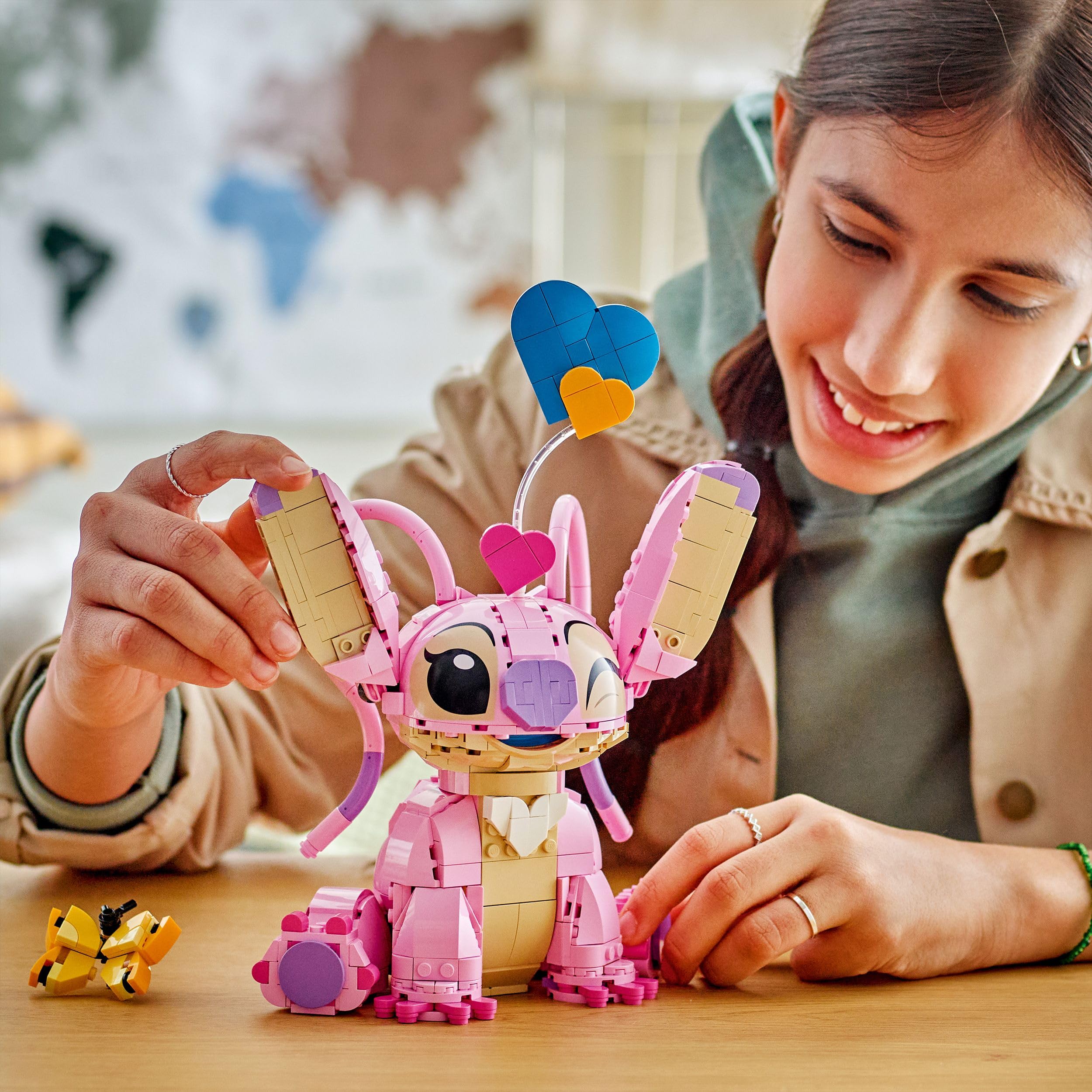 LEGO | Disney Ángela - Juguete de Construcción de Lilo y Stitch - Figura Articulada de Amiga de Stitch con 3 Globos de Corazón y Mariposa - Regalo para Niñas y Niños de 9+ Años y Fans Adultos 43257