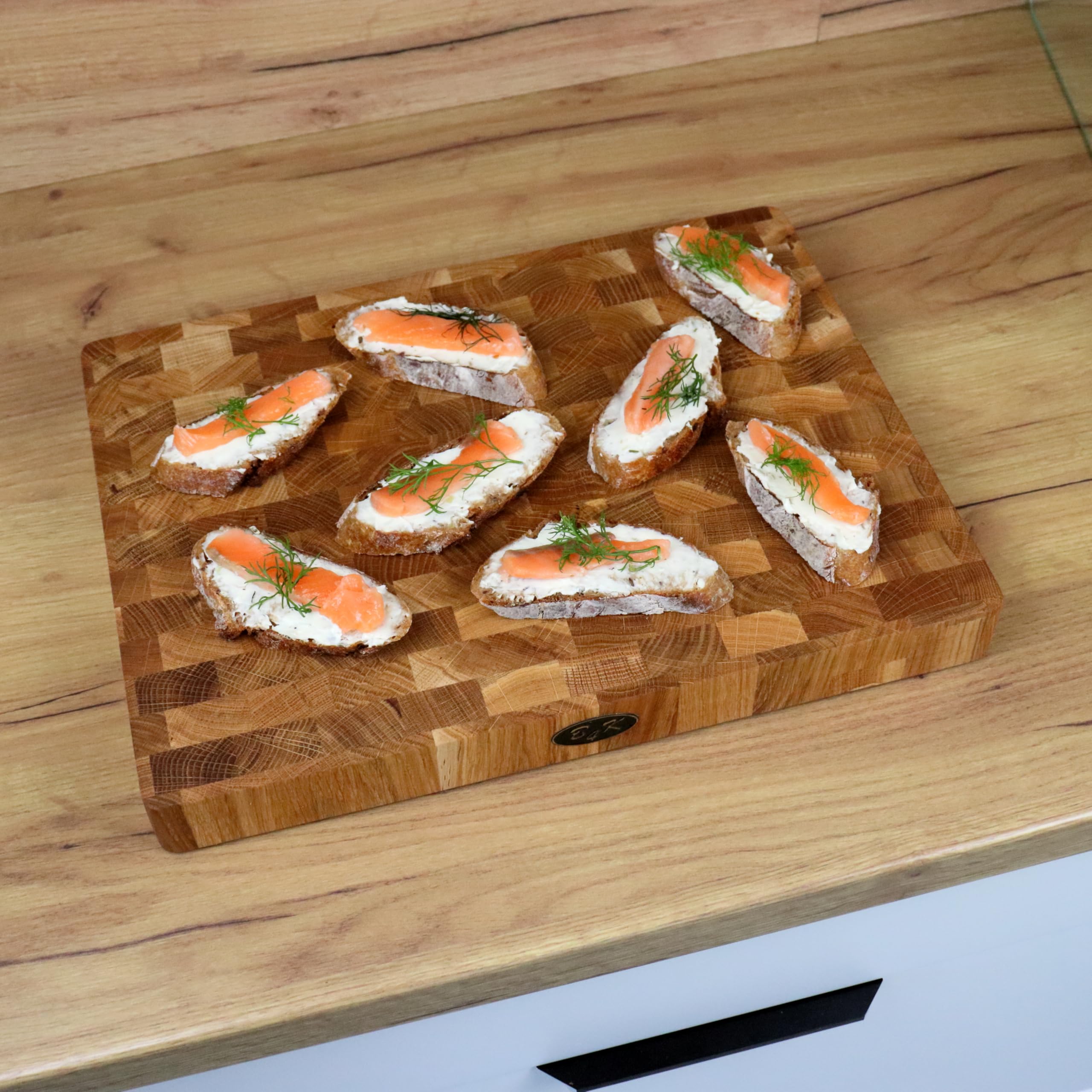B4K® Tagliere in Legno di Quercia Massiccio 40x30x4 cm, Antibatterico, con Manici e Piedini in Silicone, Perfetto per Cucina, Carne e Barbecue