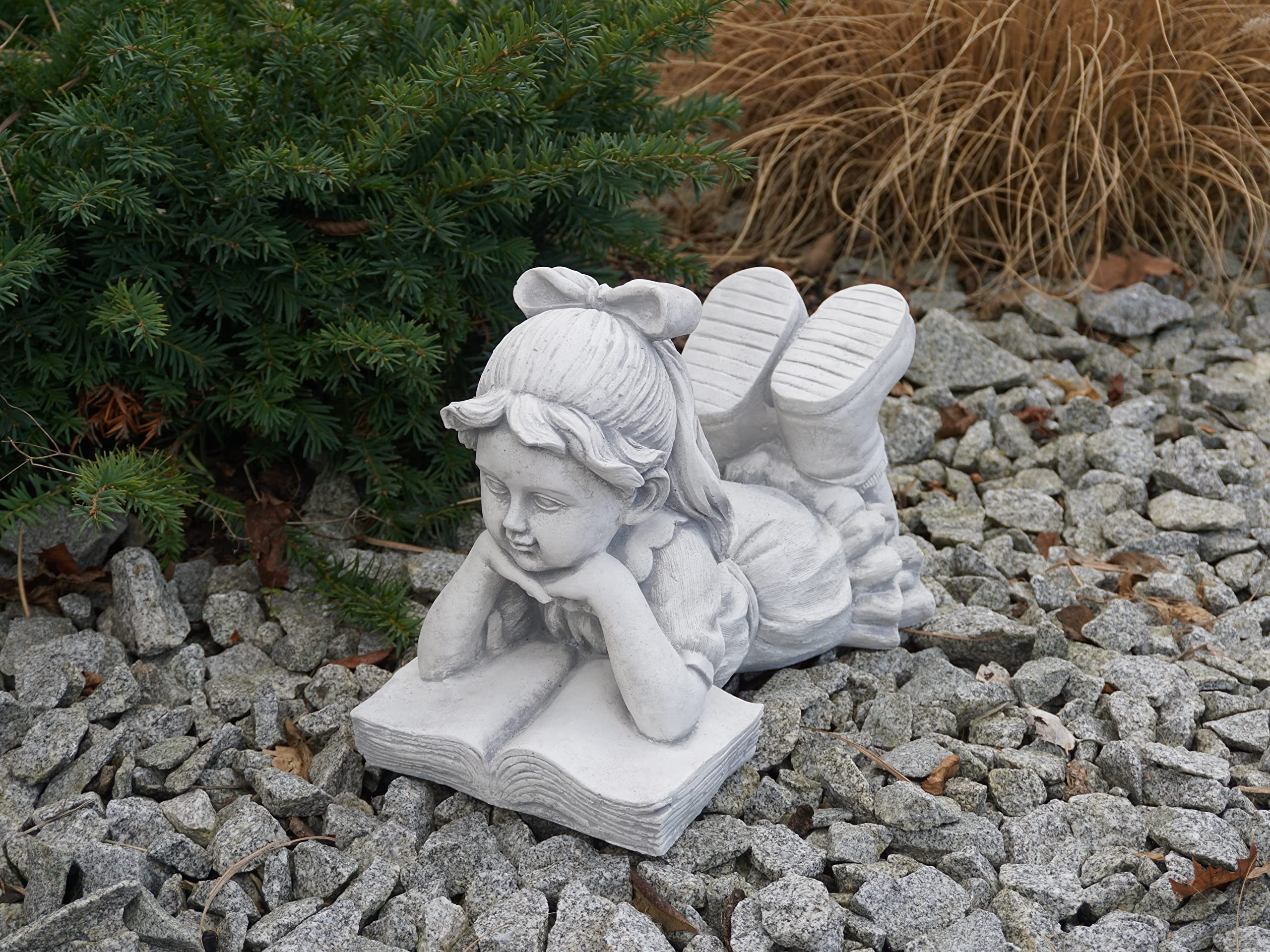 gartendekoparadies.de Ragazza sdraiata con libro, statuetta in pietra H. 22 cm, 8 kg, grigio, resistente al gelo in pietra grezzo per esterni