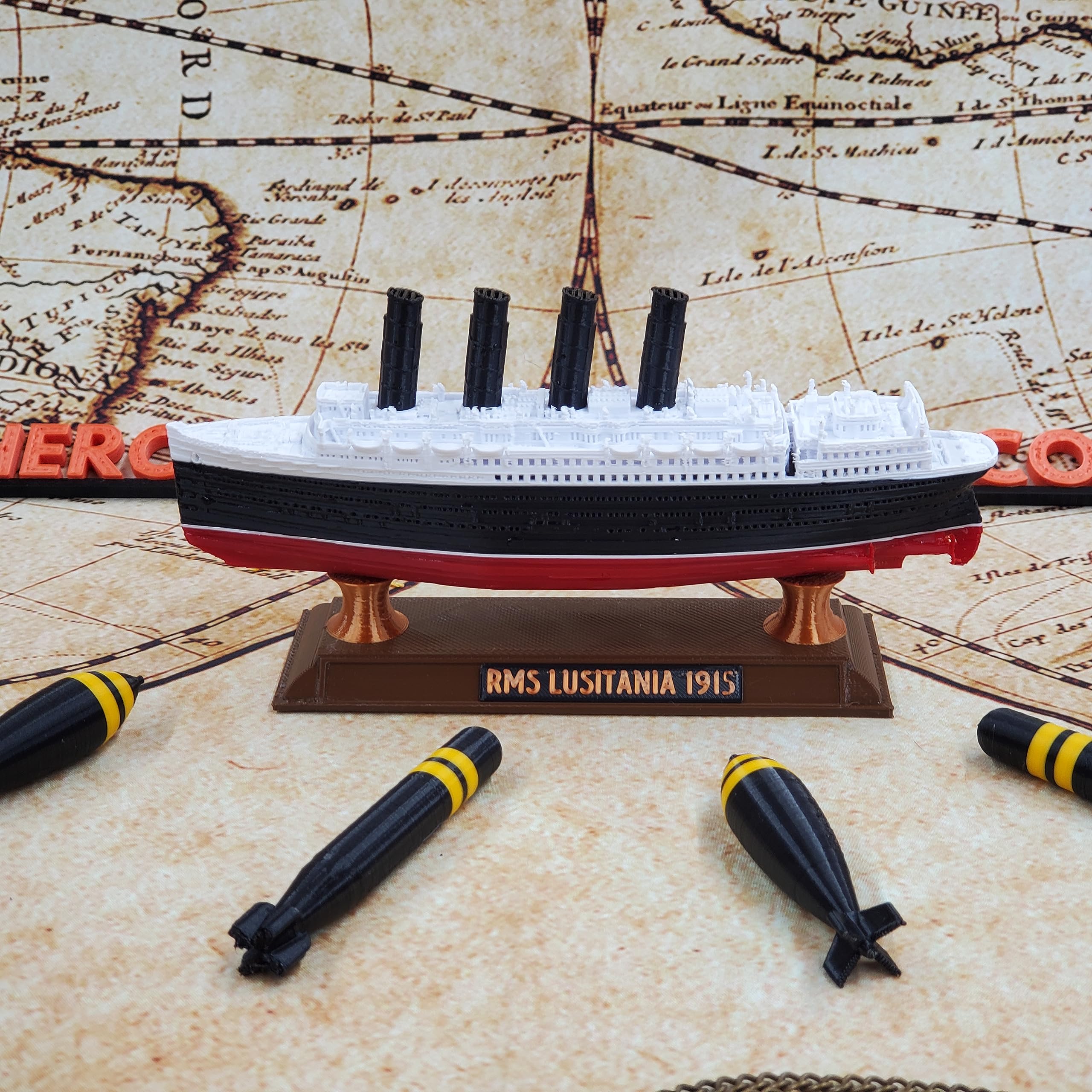 TheRoller3d RMS Titanic Floating Bathtub Model (Lusitania Bathtub Model and Torpedos with Stand)