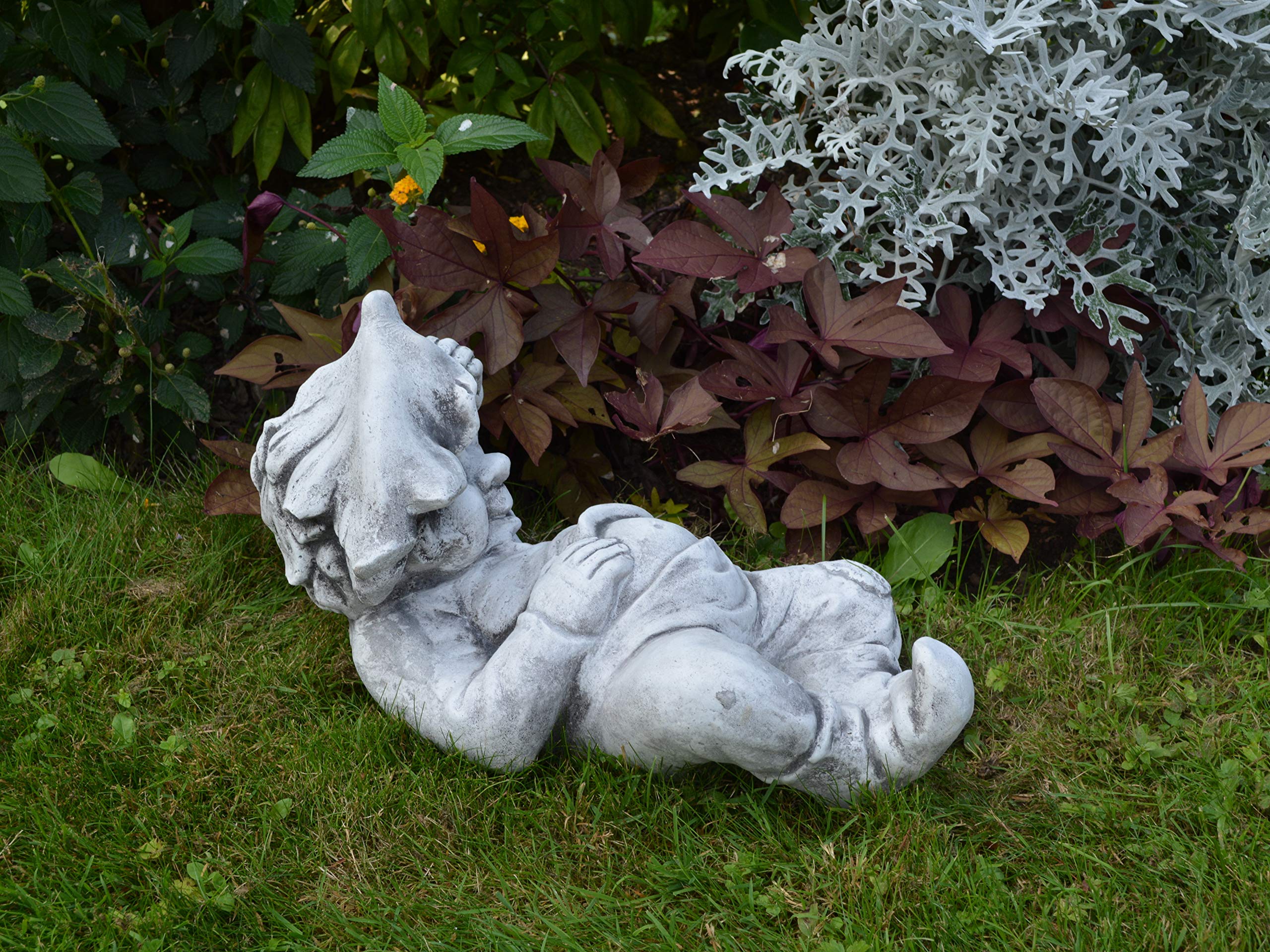 gartendekoparadies.de Gnom Faulpelz, Steinfigur Wichtel, H. 26 cm, 11 kg, Grau, frostsicher aus Steinguss für Außenbereich