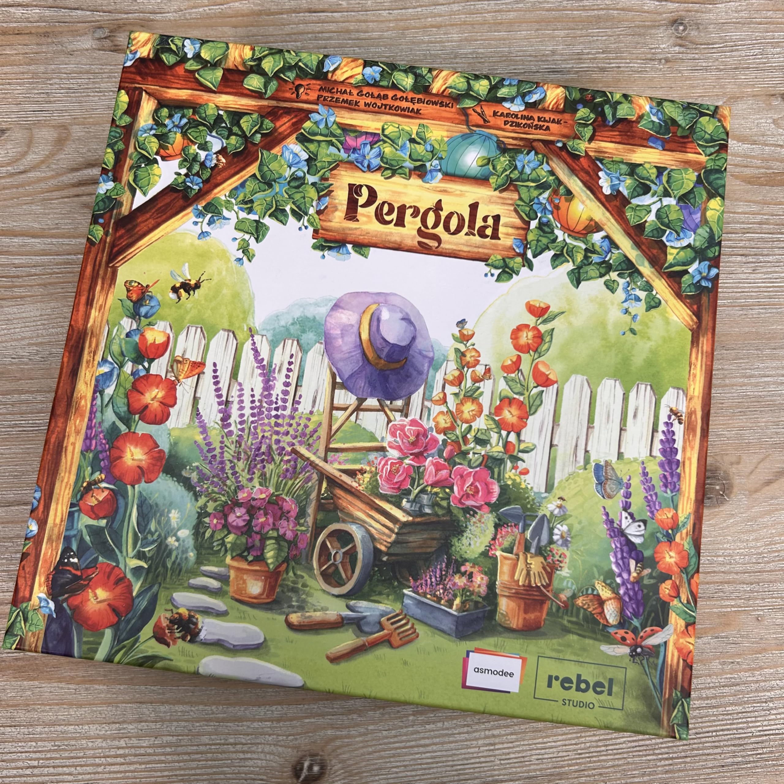 Asmodee Pergola Gioco da Tavolo a tema Giardinaggio, Gioco Strategico per 1-4 giocatori con Modalità Solitario, Gioco per Adulti e Bambini a partire dai 10 anni, 45-60 min, Versione Italiana