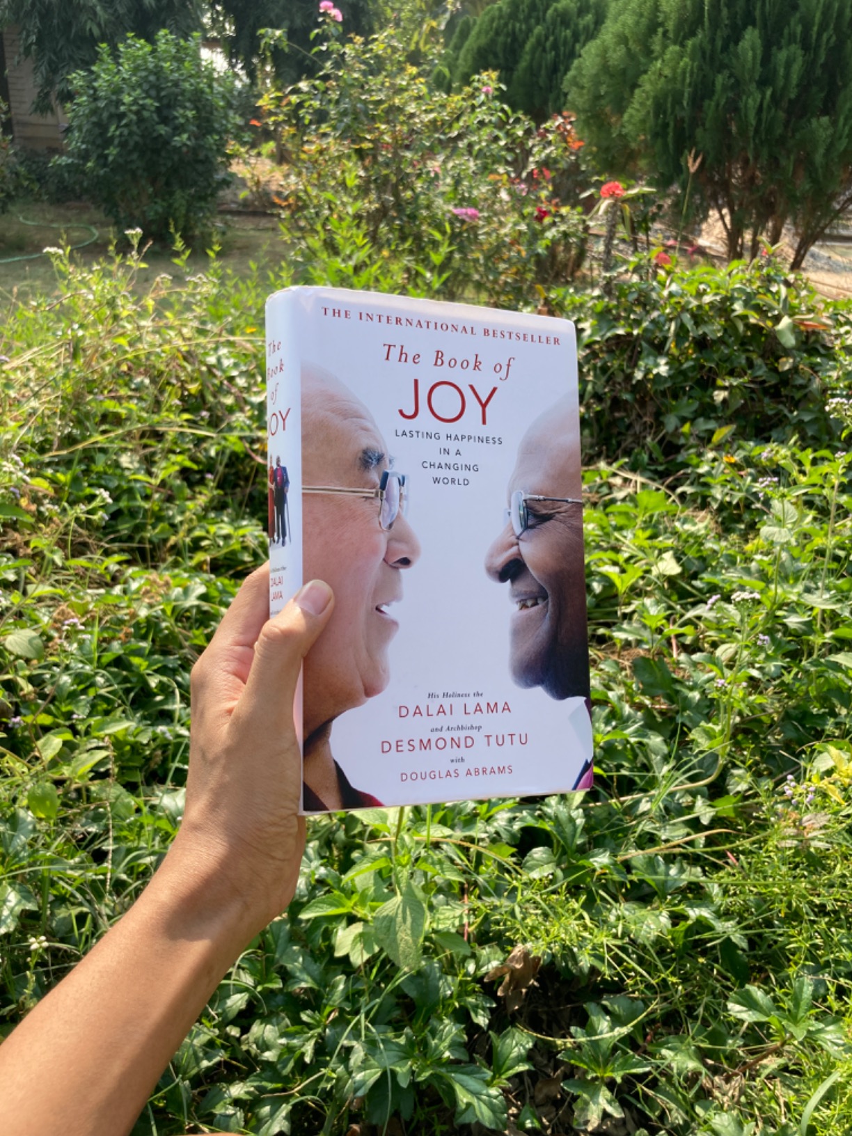 The Book of Joy. The Sunday Times Bestseller Lama, Dalai, Tutu, Desmond Amazon.in Books