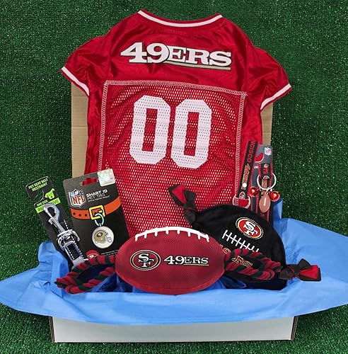 NFL San Francisco 49Ers - Caja de regalo para mascotas con 2 juguetes para perros, 1 logotipo grabado natural para perros, 1 camiseta de la NFL, 1