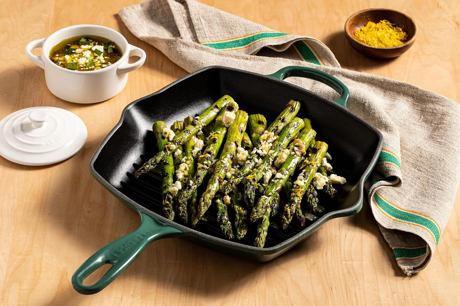 Le Creuset Signature Enamelled Cast Iron Grillit Frying Pan With Helper Handle and Two Pouring Lips, For All Hob Types and Ovens, 26 cm, Artichaut, 20183267950422