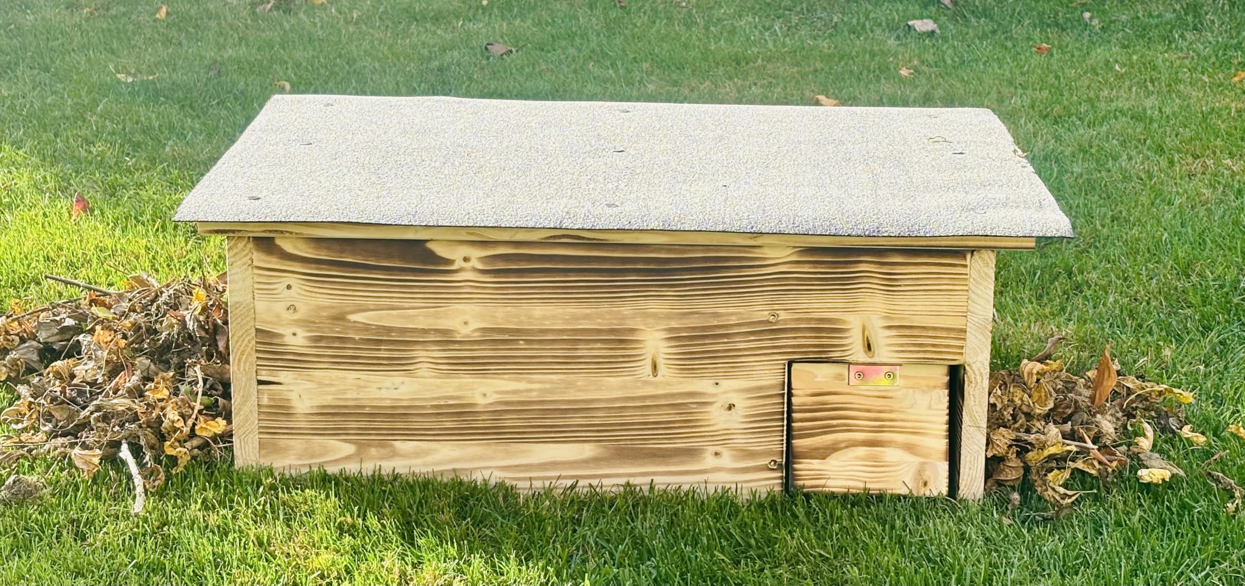 Igelhaus mit Rattenklappe 60x40x23 cm Geflammt Dachpappe Isolierung Handgefertigt Stroh