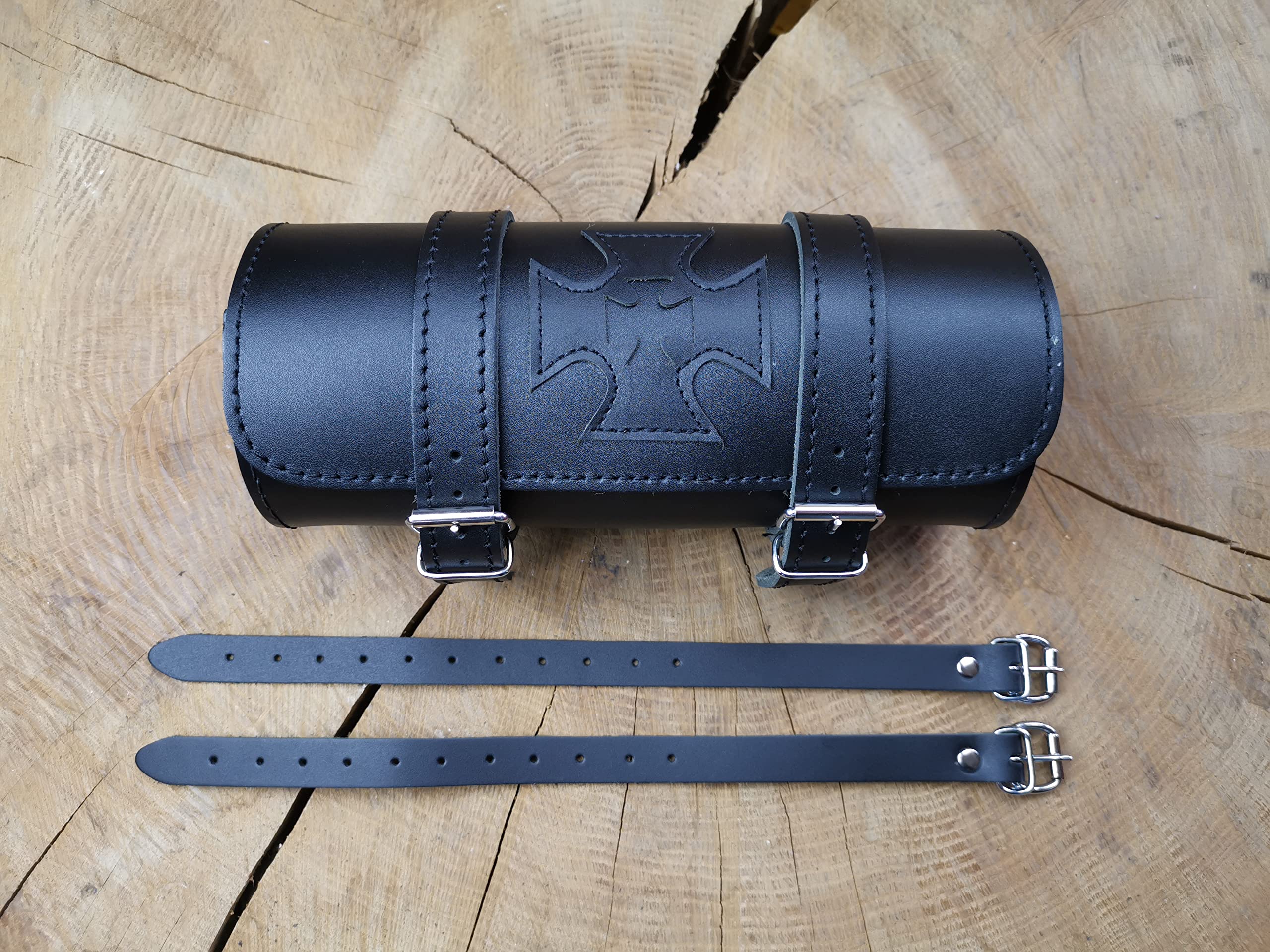 Gepäckrolle Tool Malteser Kreuz kompatibel mit Harley Davidson Softail Streetbob Cruiser Dyna Sportster Shovelhead Werkzeugrolle universell