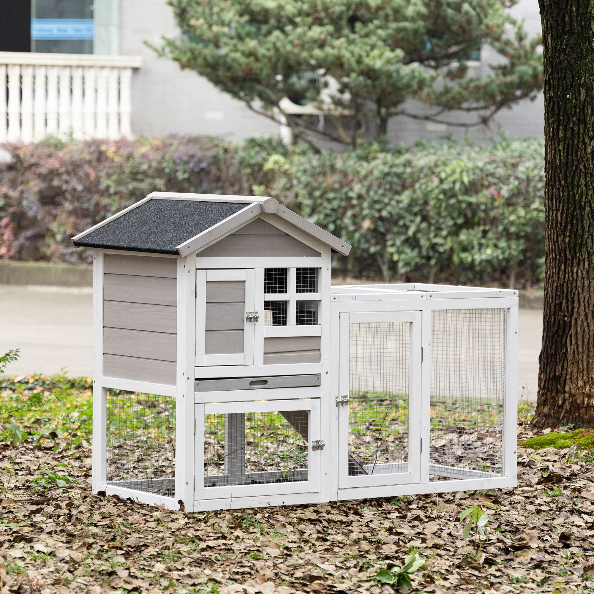 PawHut Kaninchenstall Kaninchenstall Cottage - obere Nische mit Rampe und Freilaufgehege - Schiebeboden, Bitumendach, 4 verschließbare Türen - ABM. 128L x 64l x 92H cm Tannenholz weiß grau