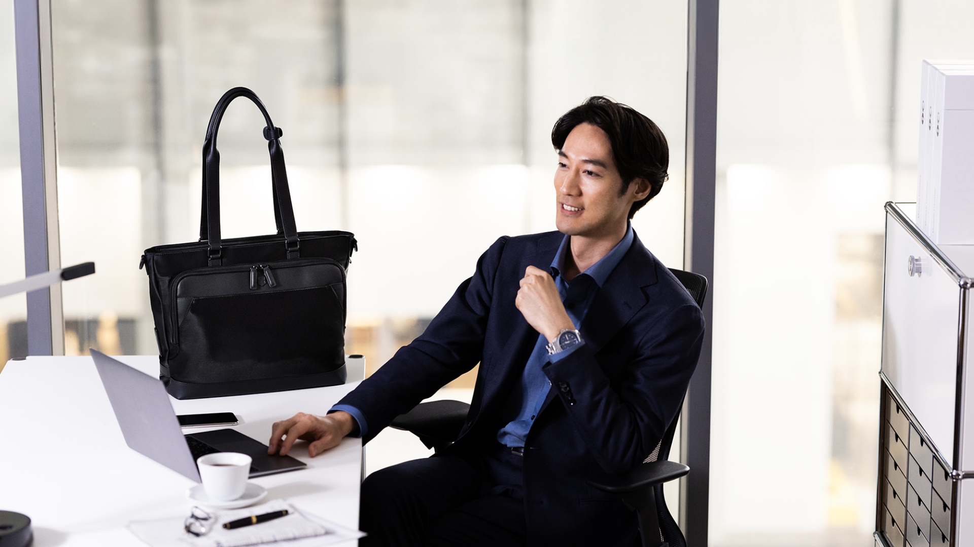 Amazon | [ビクトリノックス] Alox Nero アロックスネロ トートバッグ