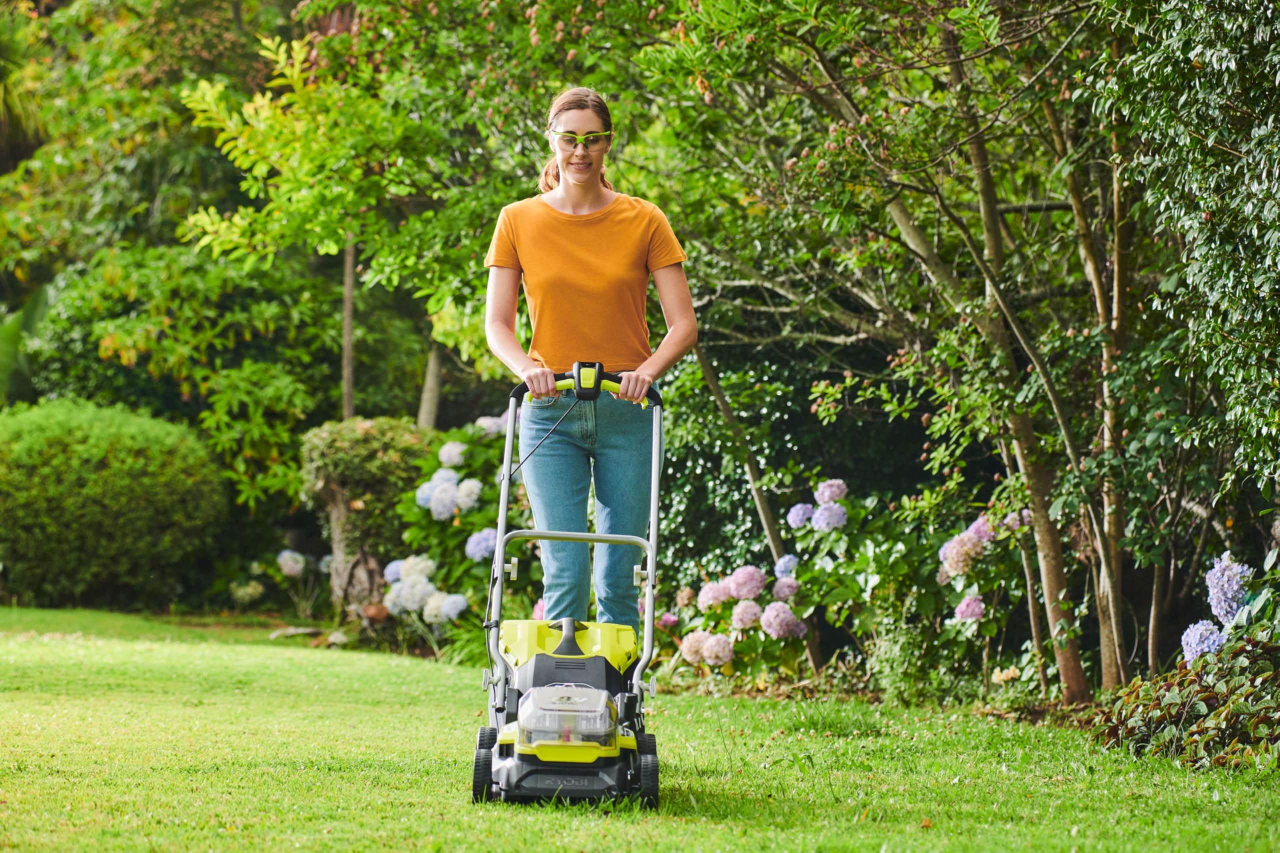 Ryobi RY18LM37A‑140 Tagliaerba Brushless a Batteria 18 V ONE+, Larghezza 37 cm, 6 Livelli Altezza, EasyEdge™, Sacco 45 L, Batteria 4 Ah e Caricabatterie Inclusi