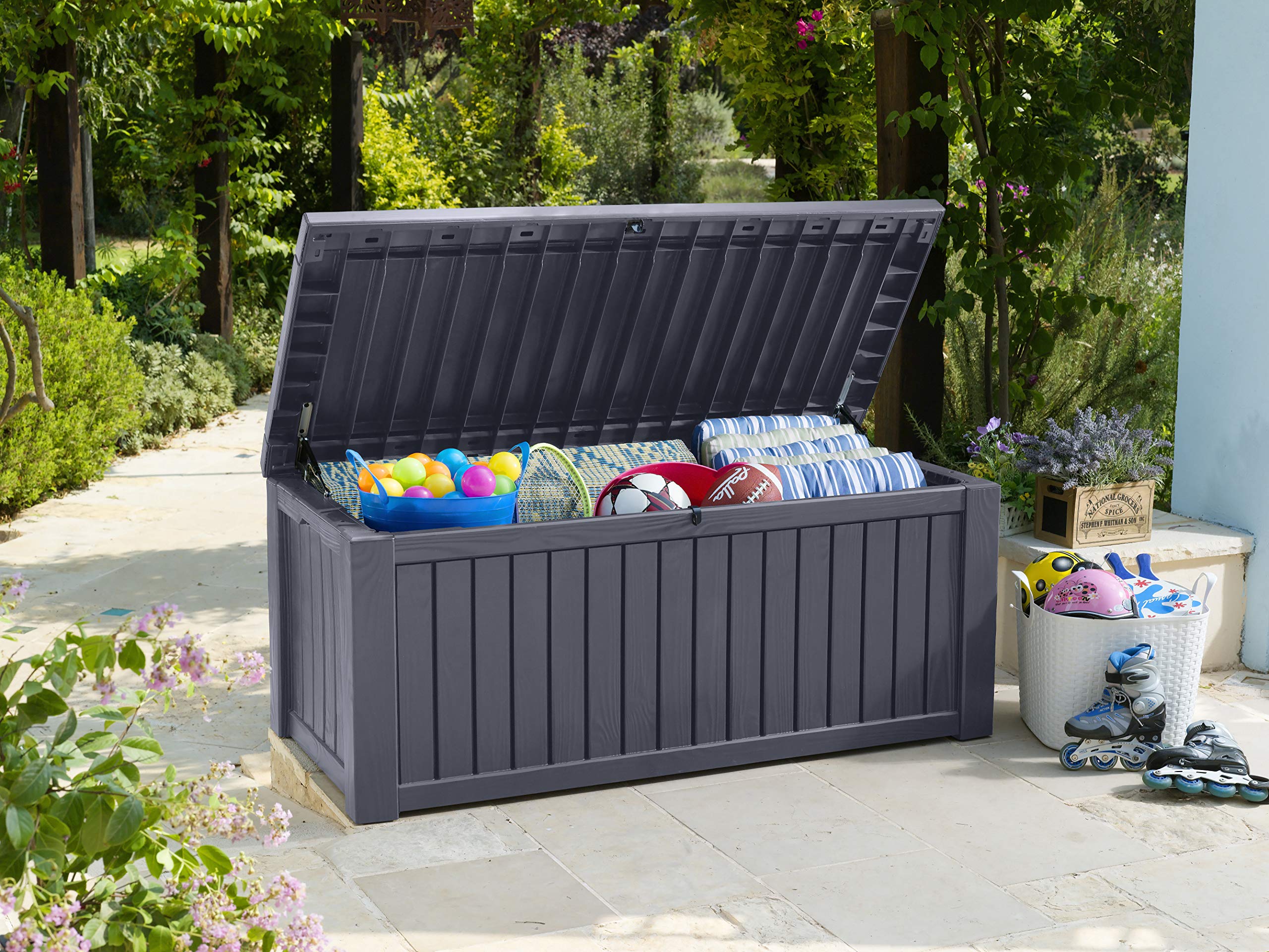 Koll Living Auflagenbox/Kissenbox 570 Liter l 100% Wasserdicht l mit Belüftung dadurch kein übler Geruch/Schimmel l Moderne Holzoptik l Deckel belastbar bis 250 KG (2 Personen) (GRAU)