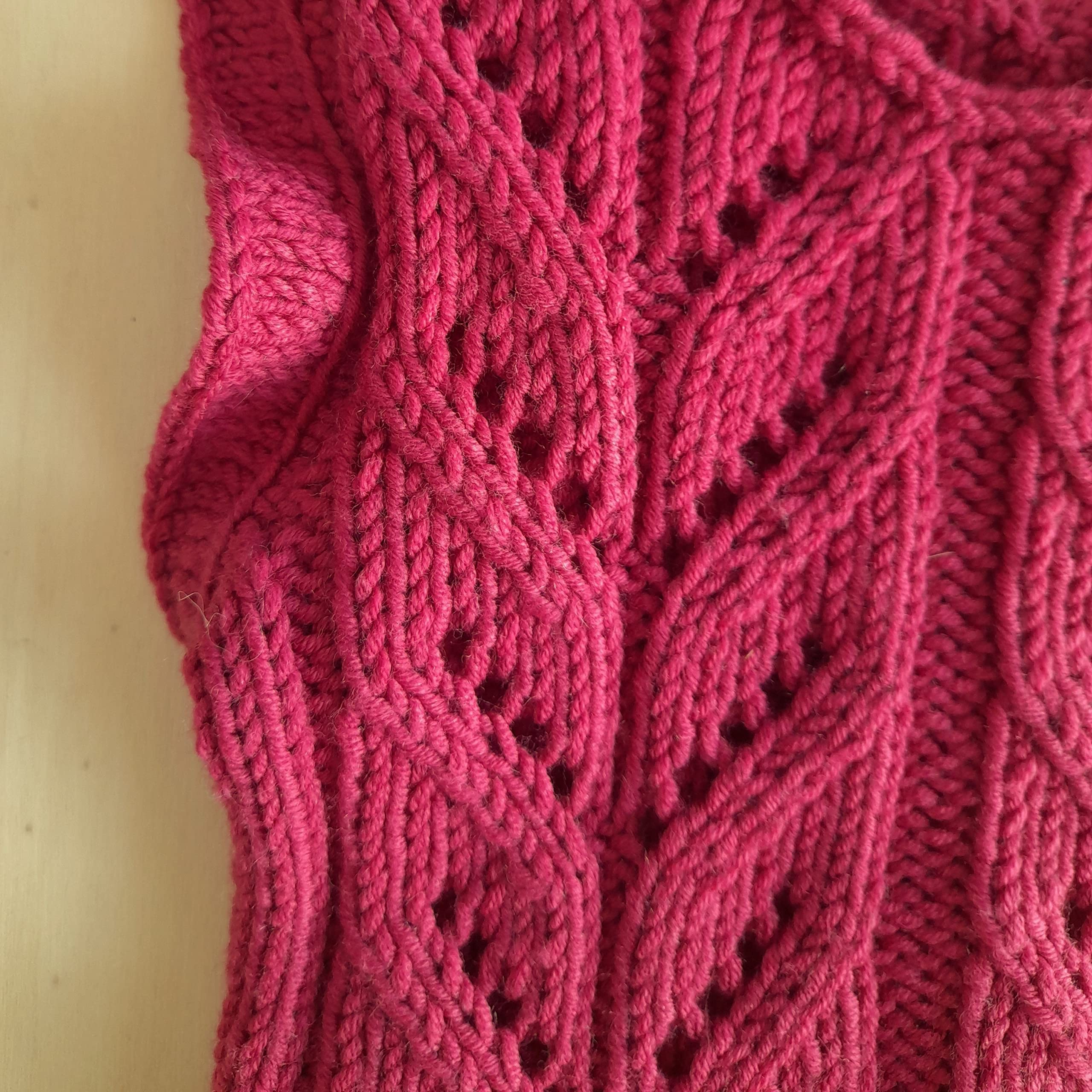 Pagliaccetto neonata fatta a maglia, in lana merino lilla con bottoncini di legno e cuori. Idea regalo di nascita. ARTICOLO ORIGINALE E UNICO MOMpATchWORK