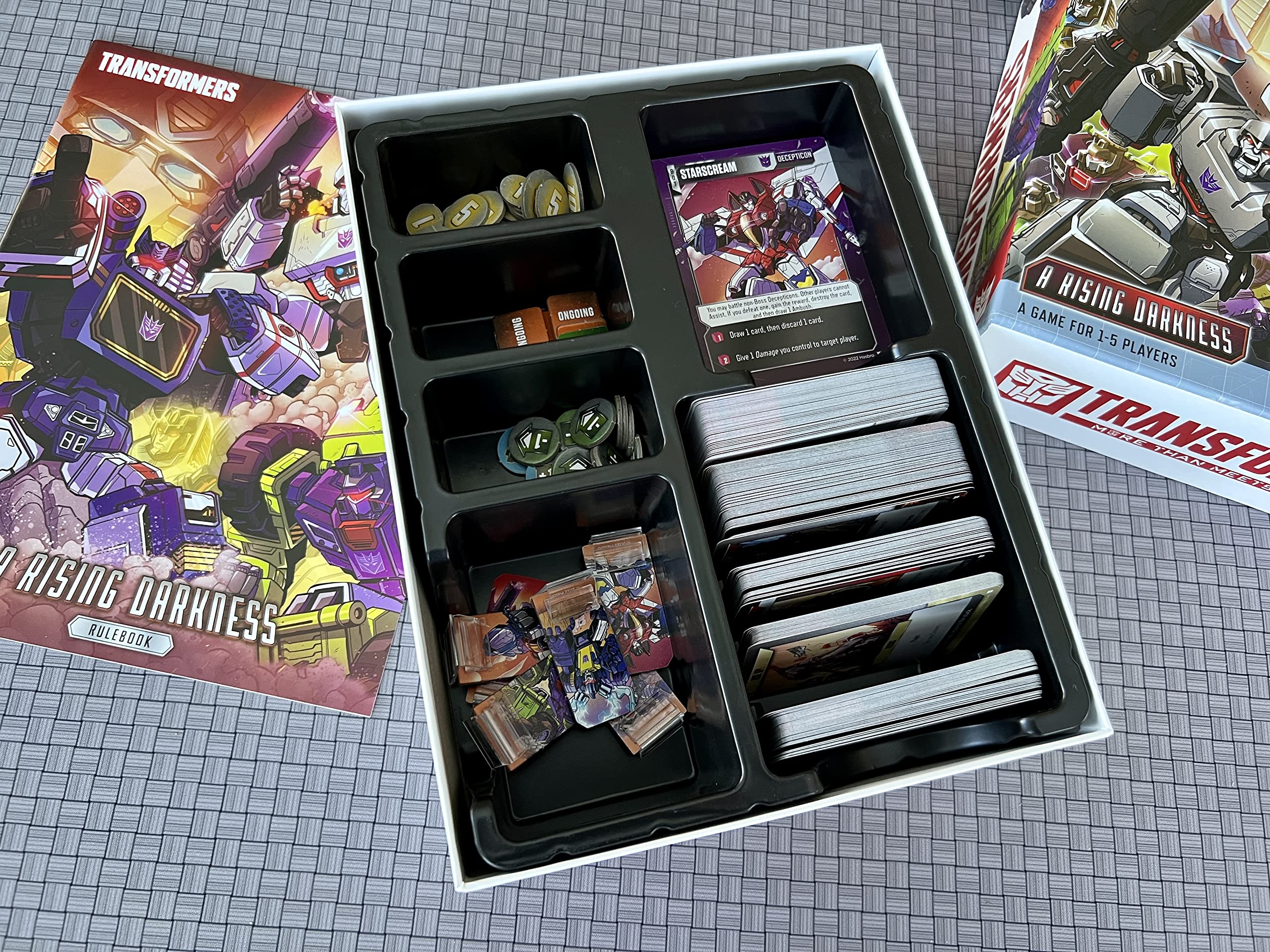 Gra do budowania talii Transformers od Renegade Games Studio: rozszerzenie Rising Darkness - samodzielna ekspansja, od 14 lat, 1-5 graczy, 45-90 minut