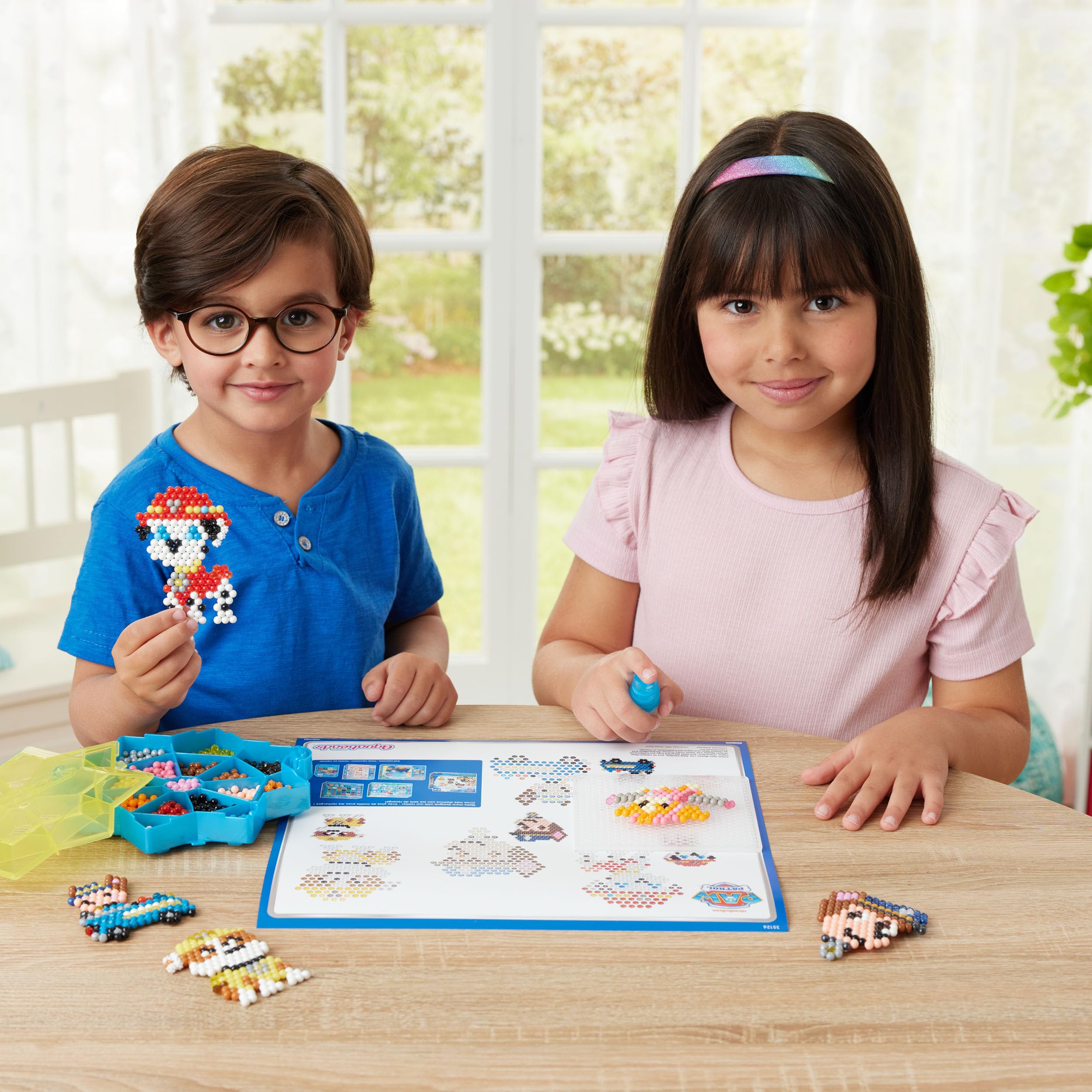 Aquabeads - Le mega coffret La Pat’ Patrouille - Kit de Loisirs créatifs - Activité Manuelle Enfants en Toute autonomie - Coffret de Perles Qui collent avec de l'eau - Jouet Enfant 4 Ans et + - 35126