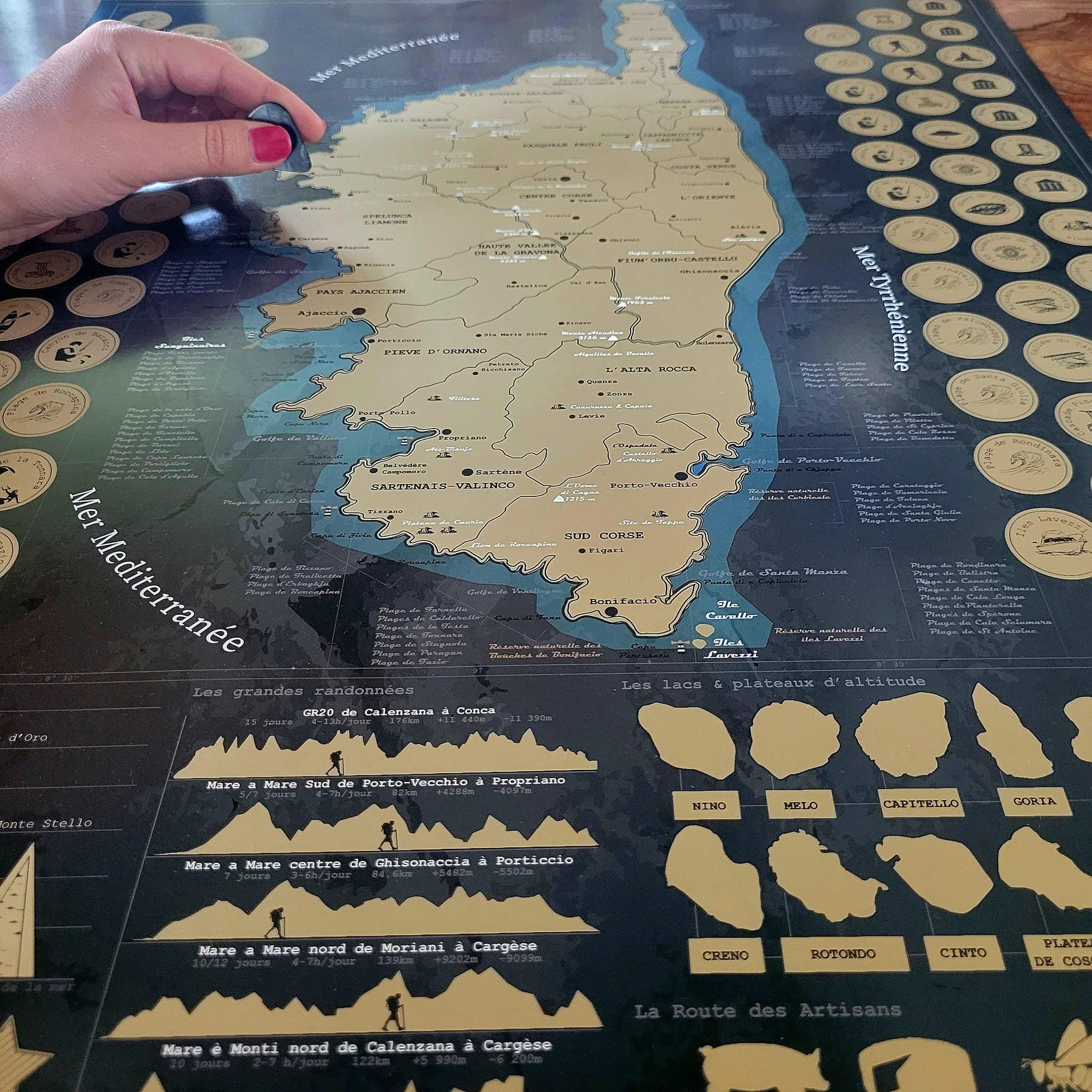 Carte de la Corse à gratter avec plus de 200 points d'intérêt à gratter au fil de vos aventures insulaires