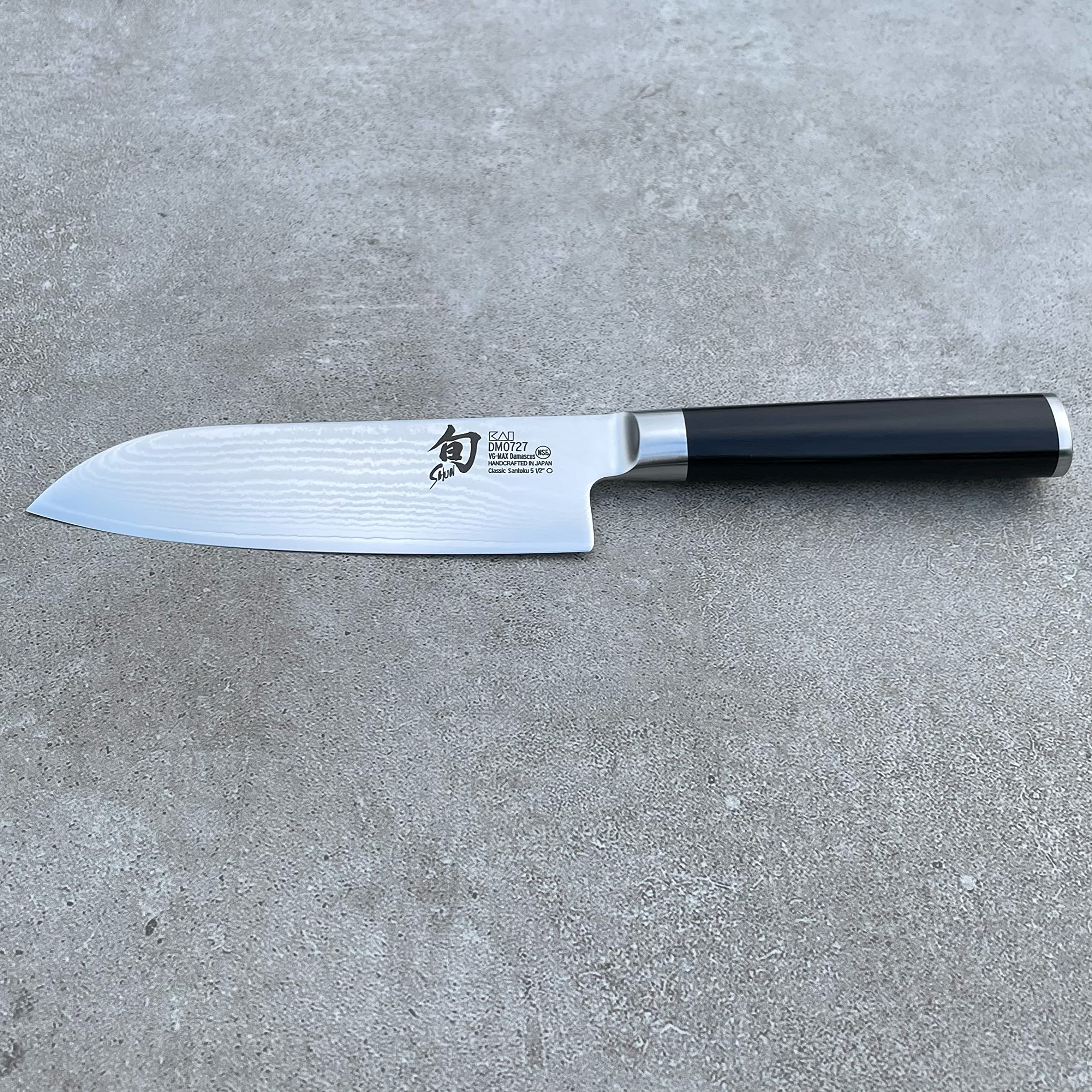 Kai Shun Classic Juego de cuchillos para damasco DM-0727, práctico cuchillo Santoku de acero damasco con hoja de 14 cm + estante de madera resistente y artesanal (roble) del Palatinado de 30x22 cm