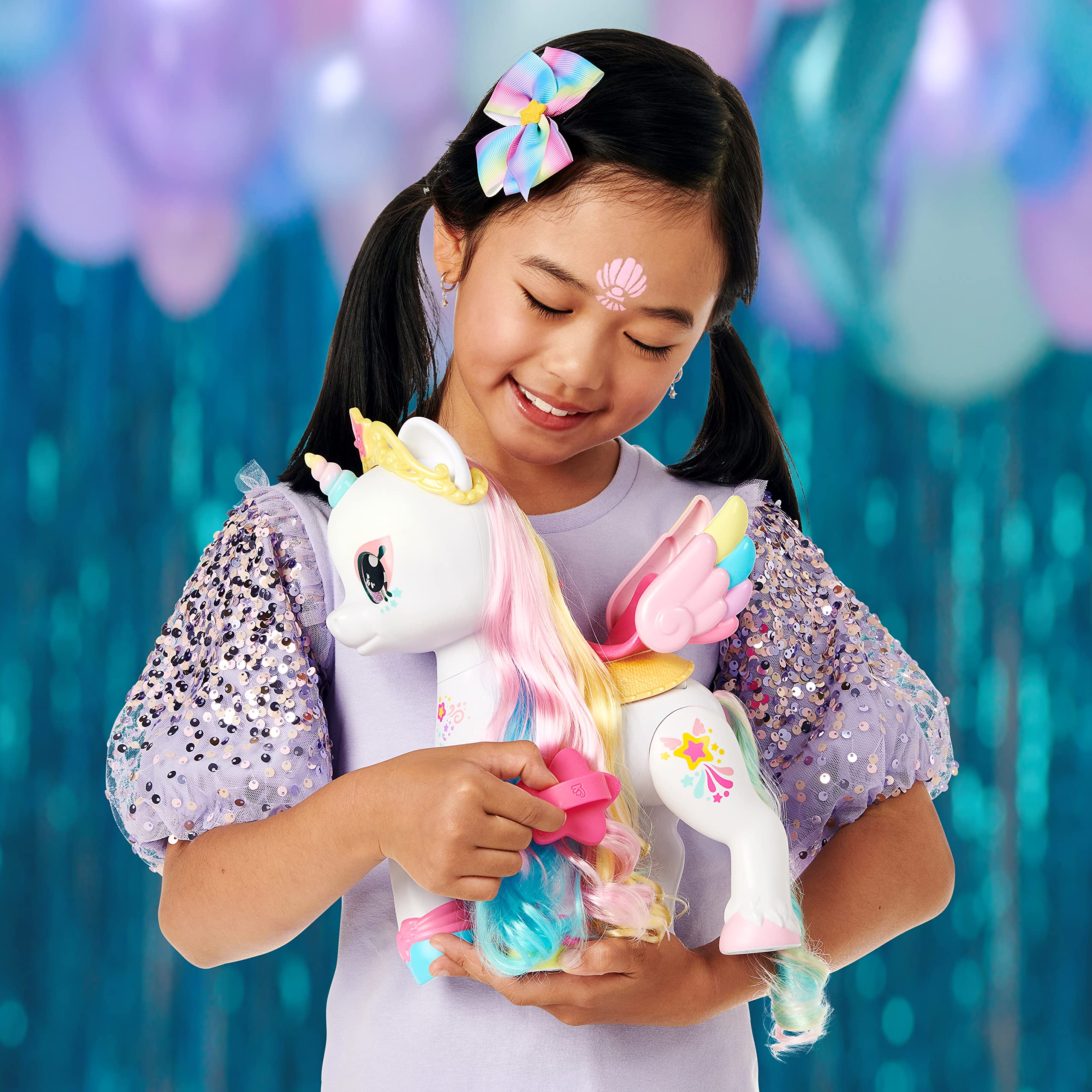 Kindi Kids Secret Saddle Makeup Dress. 1 magiczna gąbka. Akcesoria do szczotkowania i stylizacji grzywy jednorożca można znaleźć w jego siodle, 50247, Wielokolorowy, M