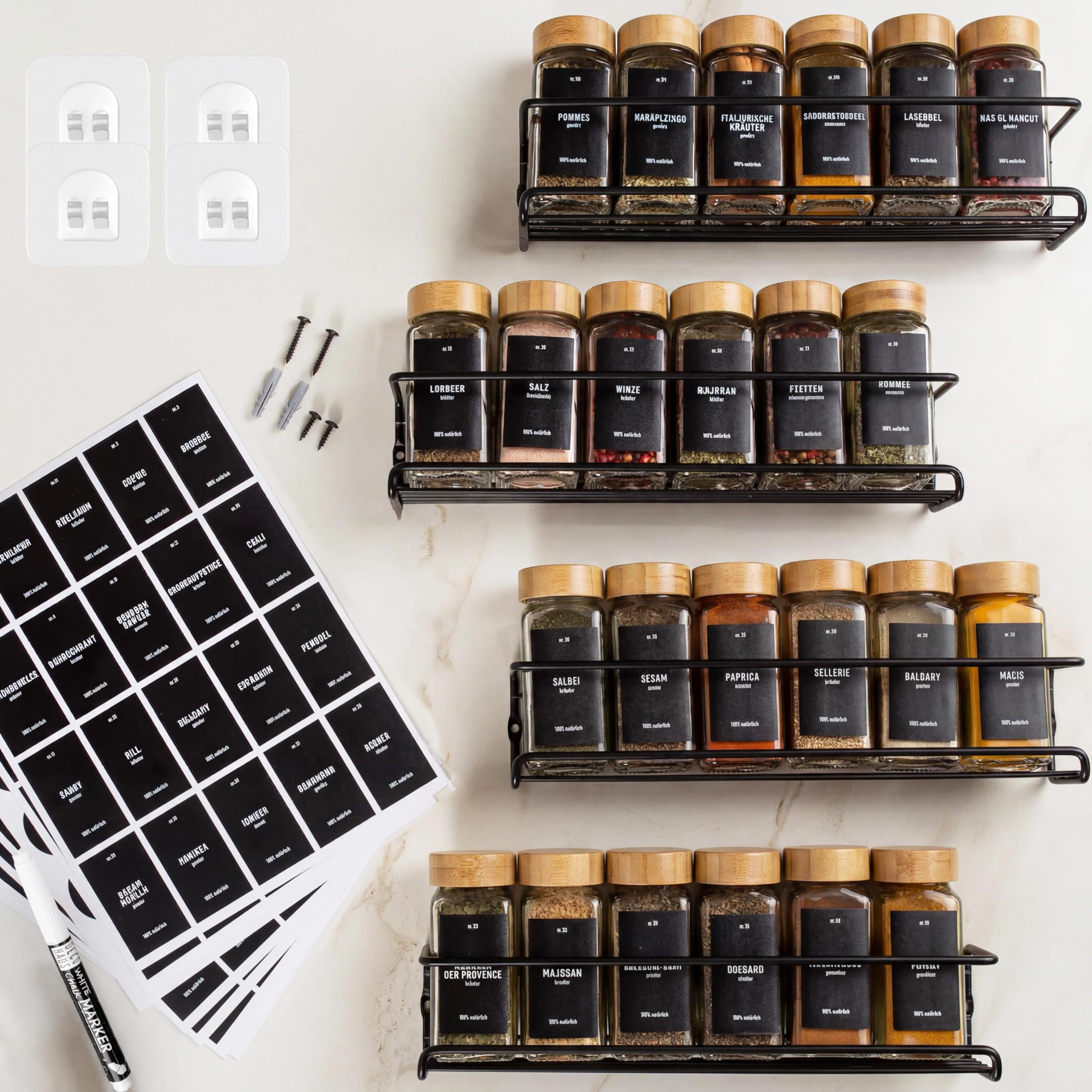 Deco haus® Gewürzregal Wand ohne Bohren [MIT 24 GEWÜRZGLÄSER & ETIKETTEN] - Gewürzregal Hängend 4er Set - Gewürzhalter Wand - Gewürzregale Schranktür zum Kleben - Spice Rack Organizer