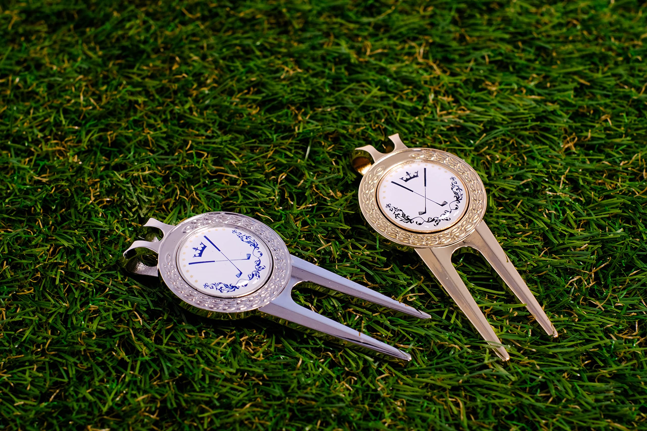 Pitchgabel Golf Divot Tool Magnet Ball Marker | Premium Qualität Ballmarker | Magnetisch Abnehmbarer Markierer | Ballmarkierung | Pitchmarken | Hochwertiger Marker | (Gold)