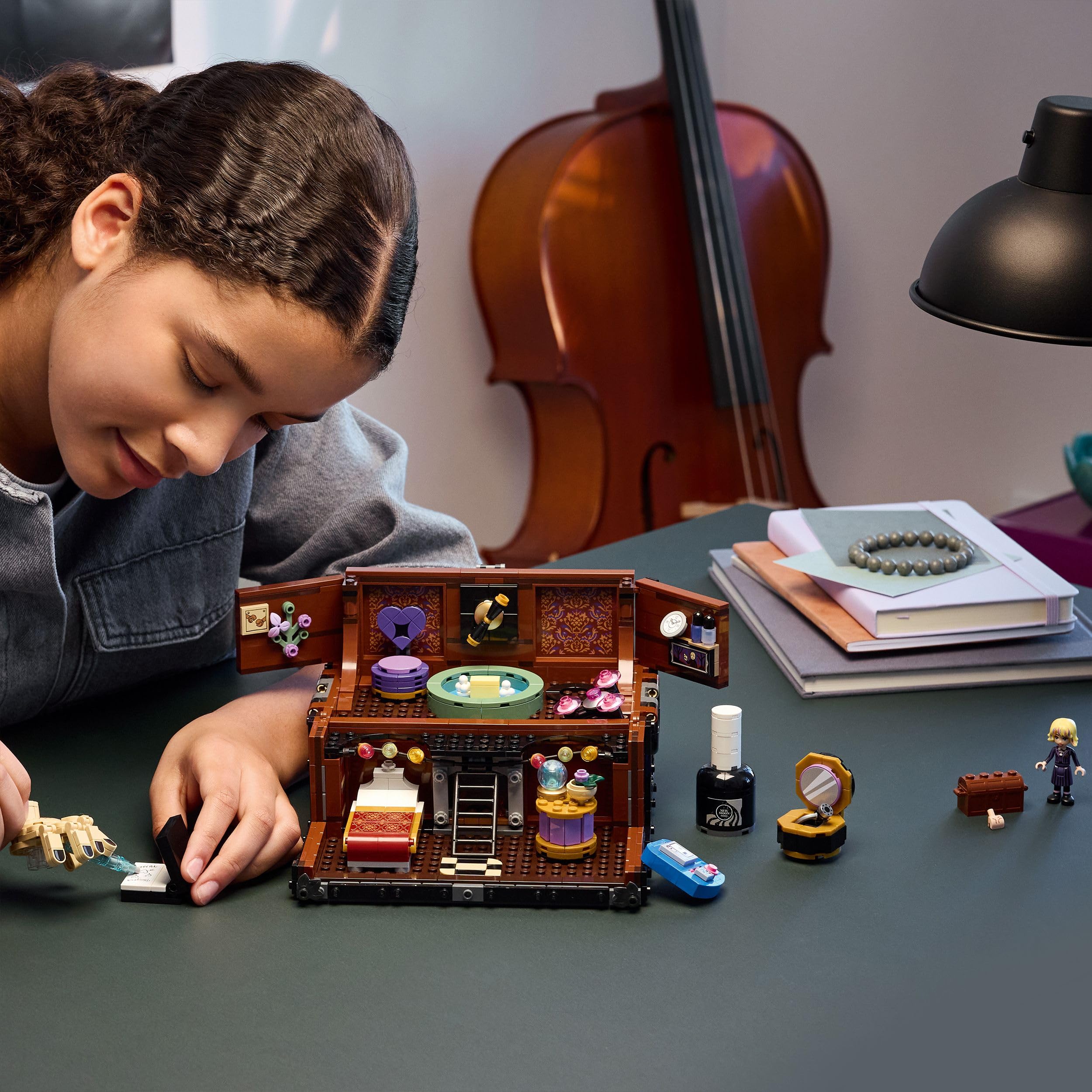 LEGO Wednesday Appartamento di Mano - Giocattolo da Esposizione con Mini Bambolina di Enid, Figura di Mano e Accessori - Regalo per Bambine e Bambini Fan della Serie TV da 10 Anni in su - 76785
