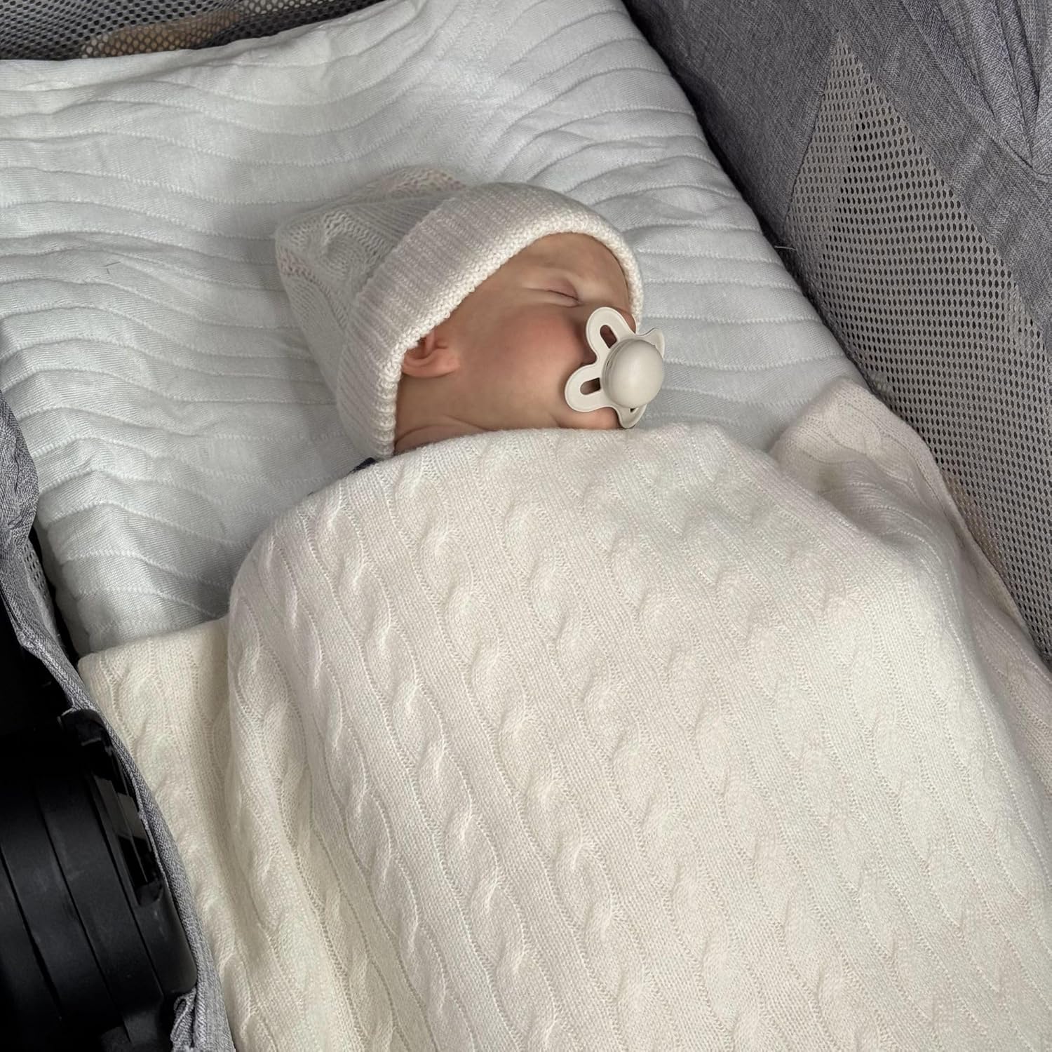 Jet&Bo BABY 100% Cashmere Baby Blanket, Beanie and Booties Gift Set Cable Knit Design in Cream – Unisex, Size 0-6 Months - Gift Box and Card Included