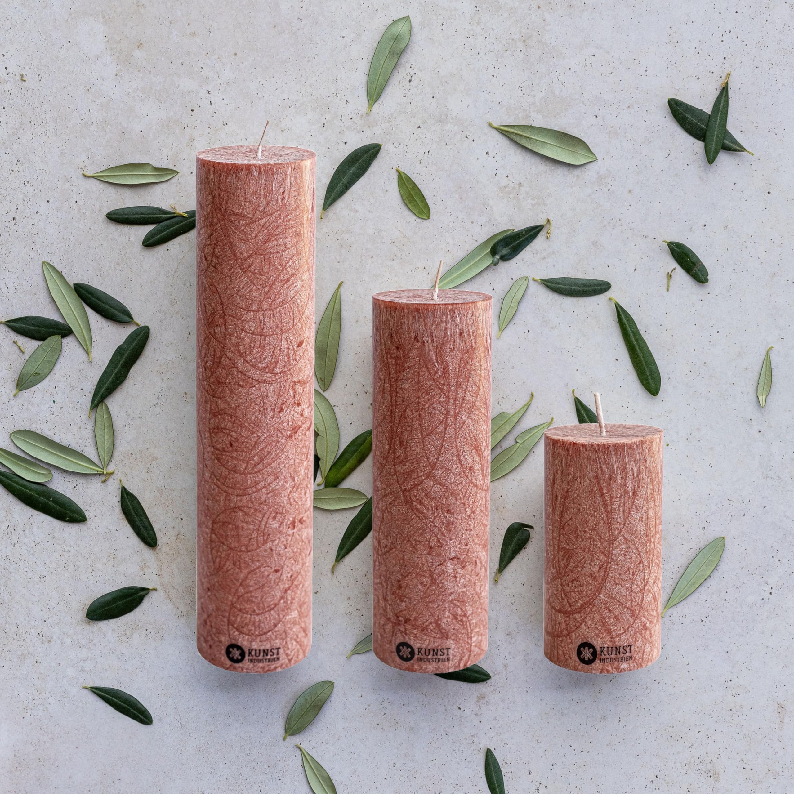 Kunstindustrien® Stumpenkerzen 3er-Set, Handgefertigt in Europa, Vegan– 100% Upcycled Olivenwachs, Kerzen lange Brenndauer 68 Std, Unparfümierte Altarkerzen (3 Stk, Ø 6 cm x H 10, 18, 25 cm, Kastanie)