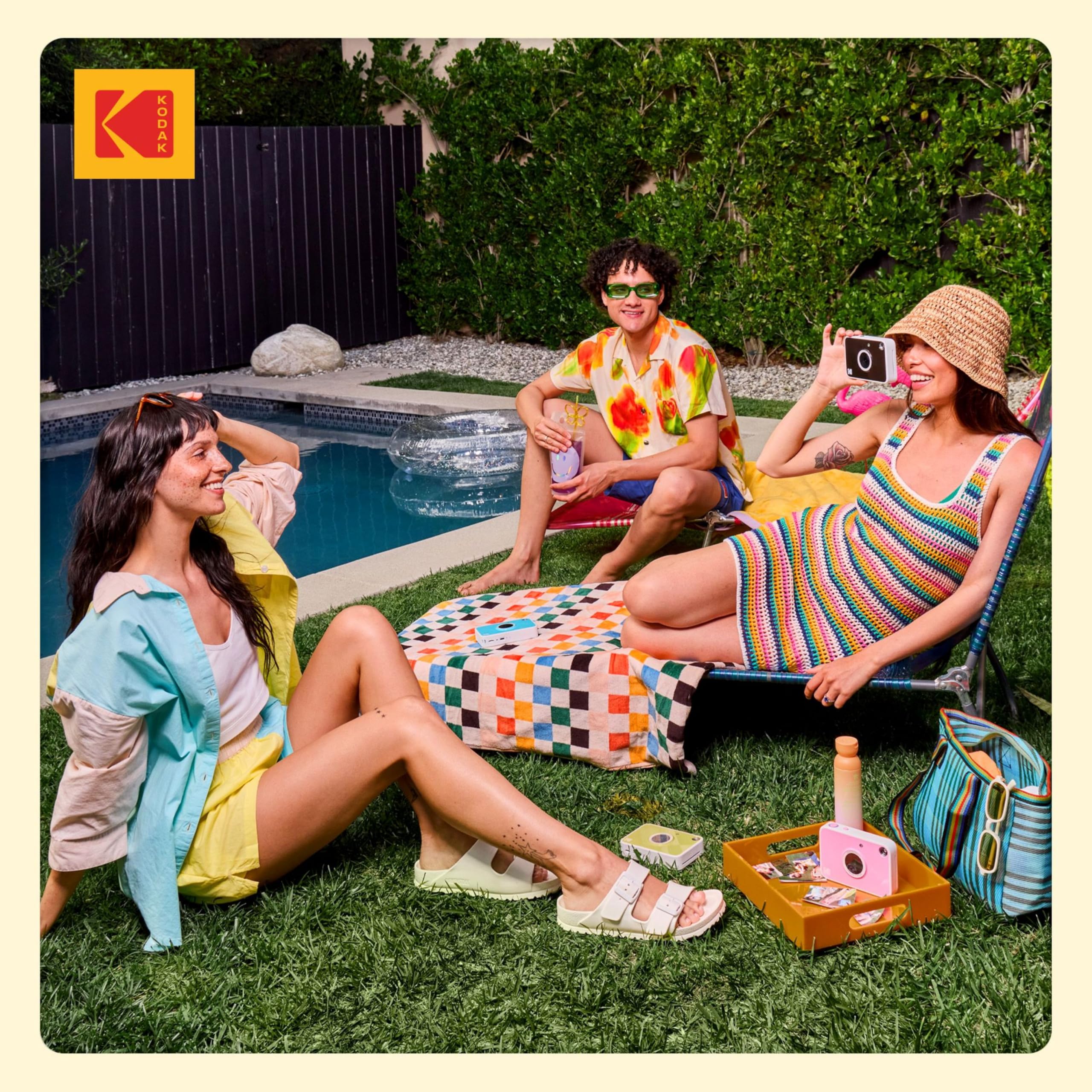 KODAK Printomatic+ Fotocamera Istantanea 10MP Kit Iniziale (Rosa) con Custodia, RGB LED e Carta Adesiva Zink 20pz – Giallo