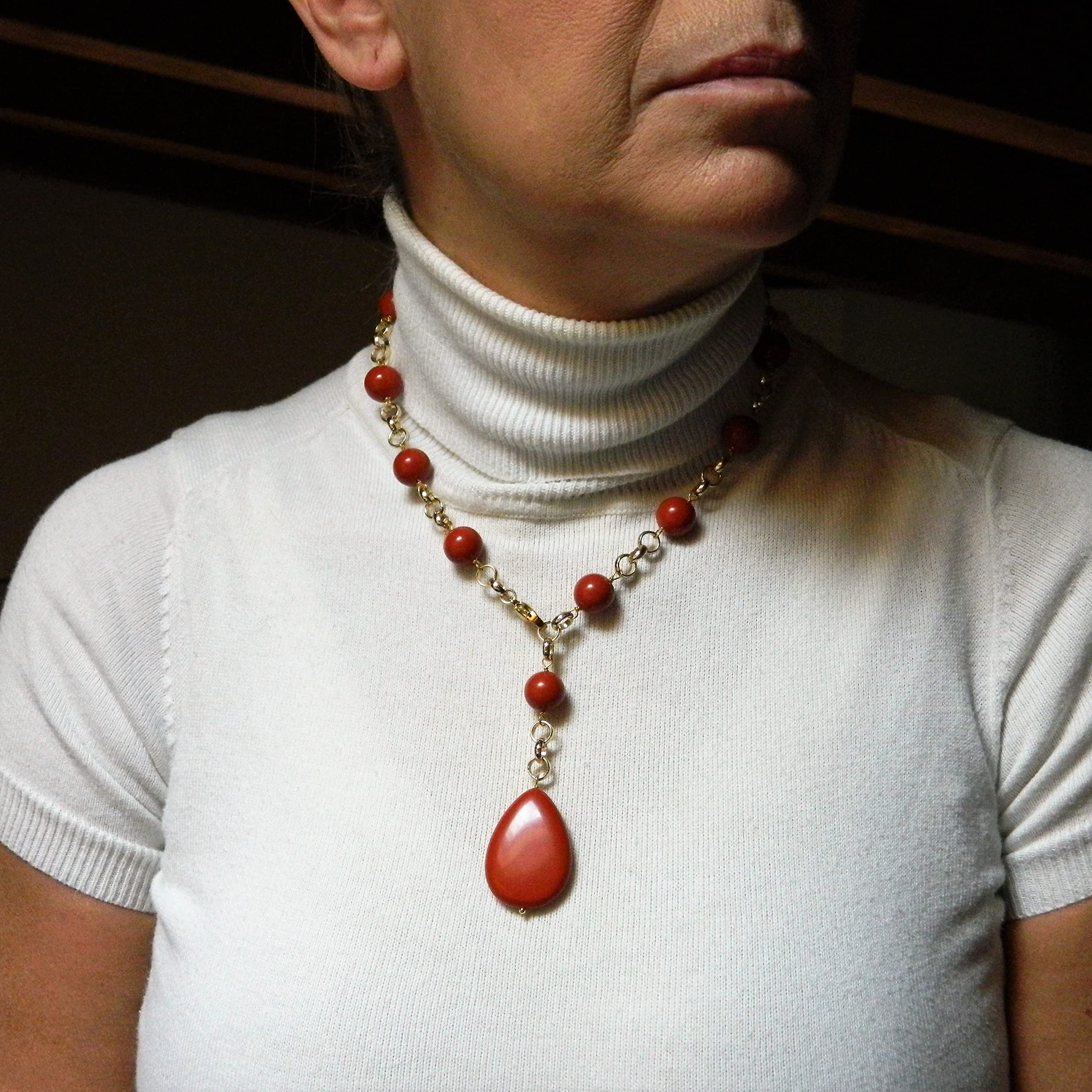 Collana girocollo donna in pasta di corallo rosso Sardegna – Palline 12 mm e goccia piatta 25x35 mm – Catena dorata 48 cm – Handmade Made in Italy – Anallergica Nickel-Free - DodiGioielli