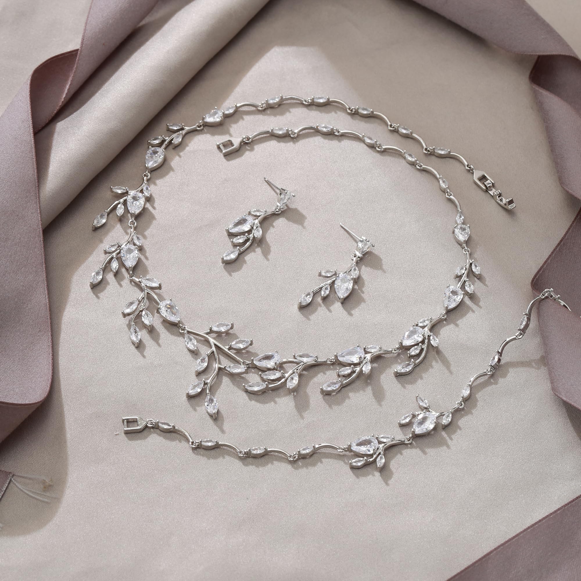 EVER FAITH Gioielli da sposa per damigella d'onore, zirconi a forma di pera, pietra portafortuna foglia, set di orecchini per prom chiaro tono argento, Zirconia cubica, cubica
