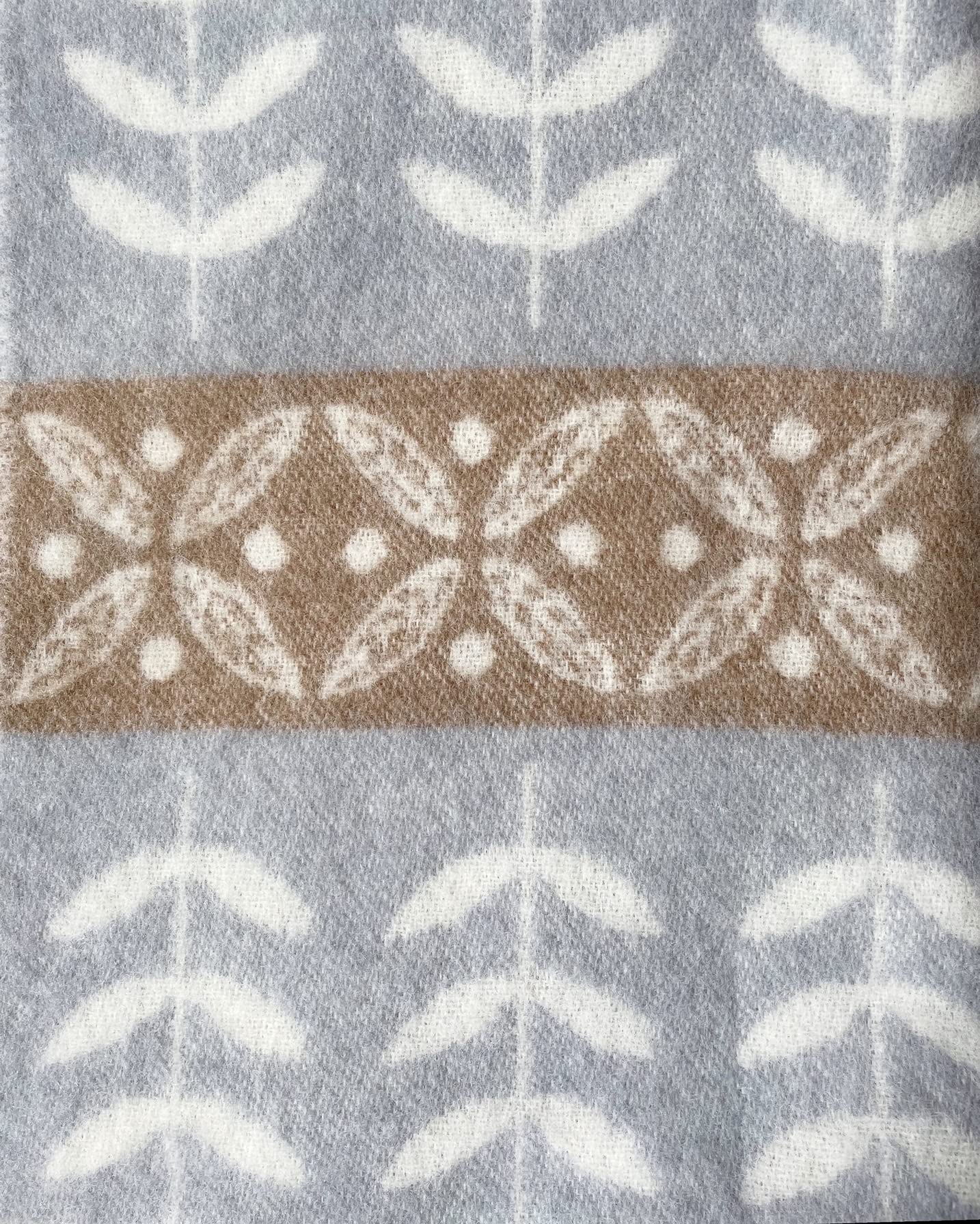 JOWOLLINA Wendedecke Wolldecke Plaid Kuscheldecke Öko-Wolle 130x200 cm, Folklore floral (Taupe)