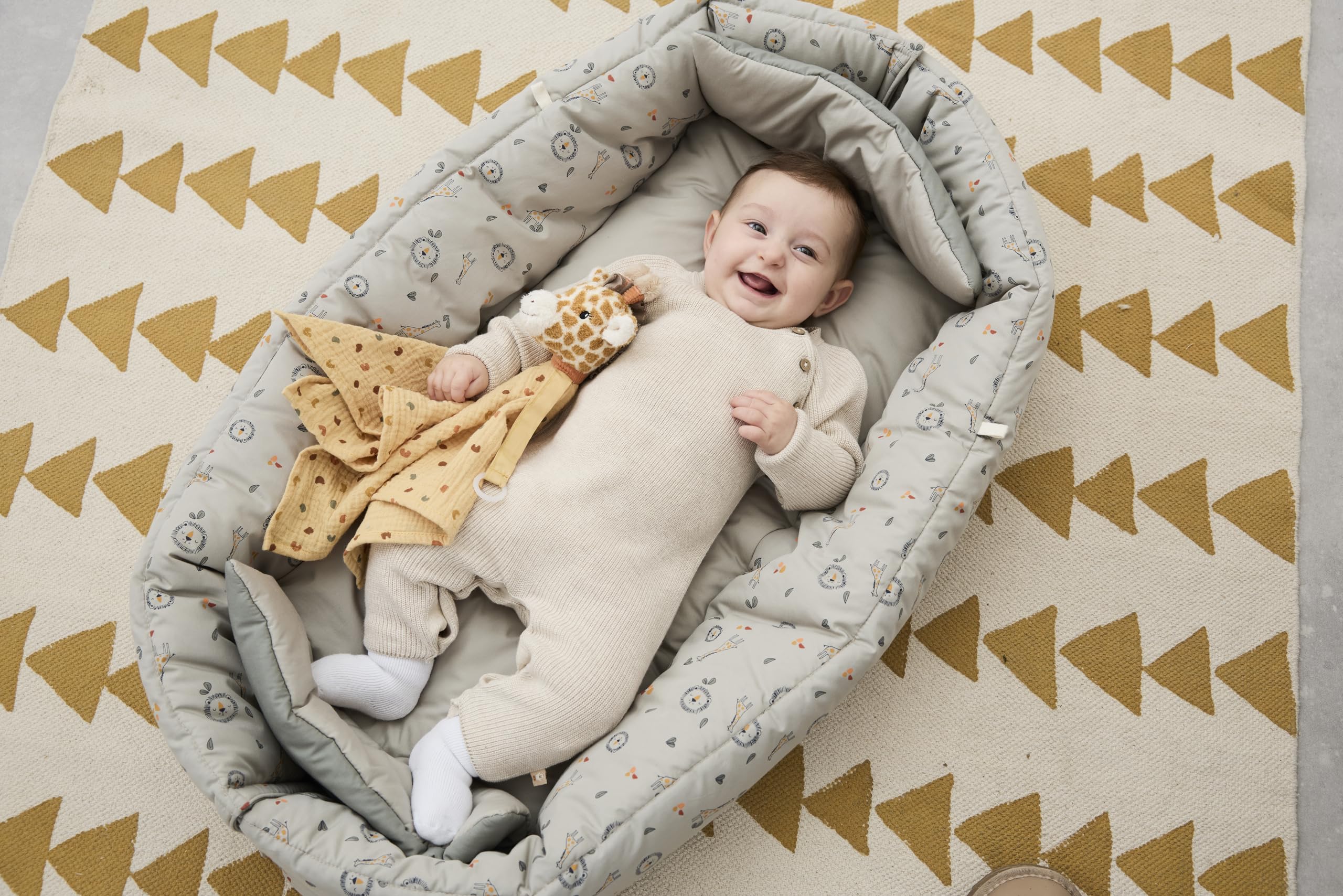 Sterntaler Nido de Jirafa y león – Nido Suave de Mezcla de algodón – Reversible y Convertible en Manta para Gatear – con Trabillas para Juguetes – Juguete para bebé y niño pequeño, Color Ocre
