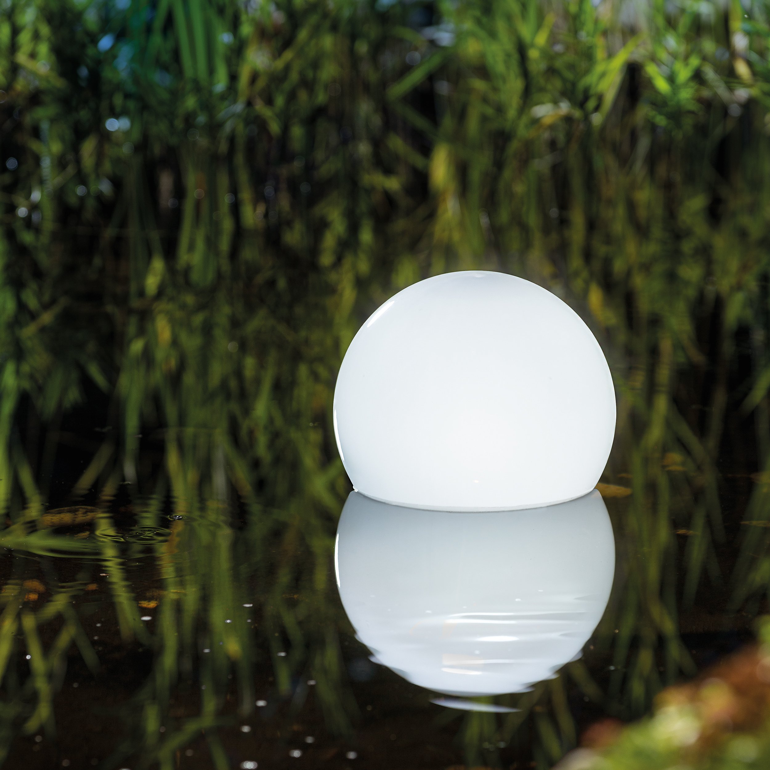 Solar Schwimmkugel 25cm mit IR-Fernbedienung, 7 Lichtfarben verfügbar, Dauerlicht oder Wechsellicht, 1 Watt Solarmodul integriert, Einsatz als Schwimmkugel oder mit Erdspießen, Leuchtkugel 102620