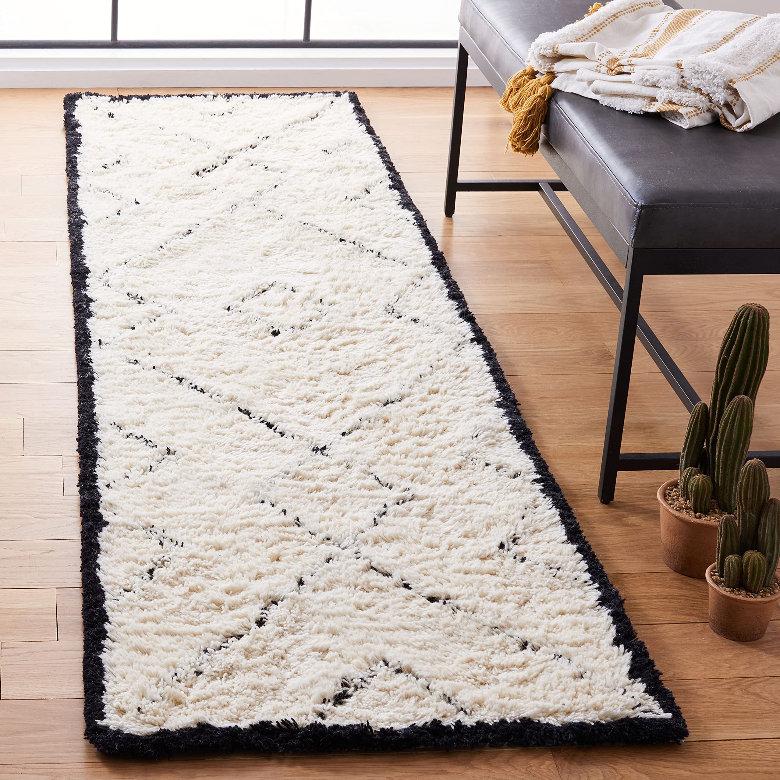 SAFAVIEH Casablanca Collection Runner Rug - 2'6