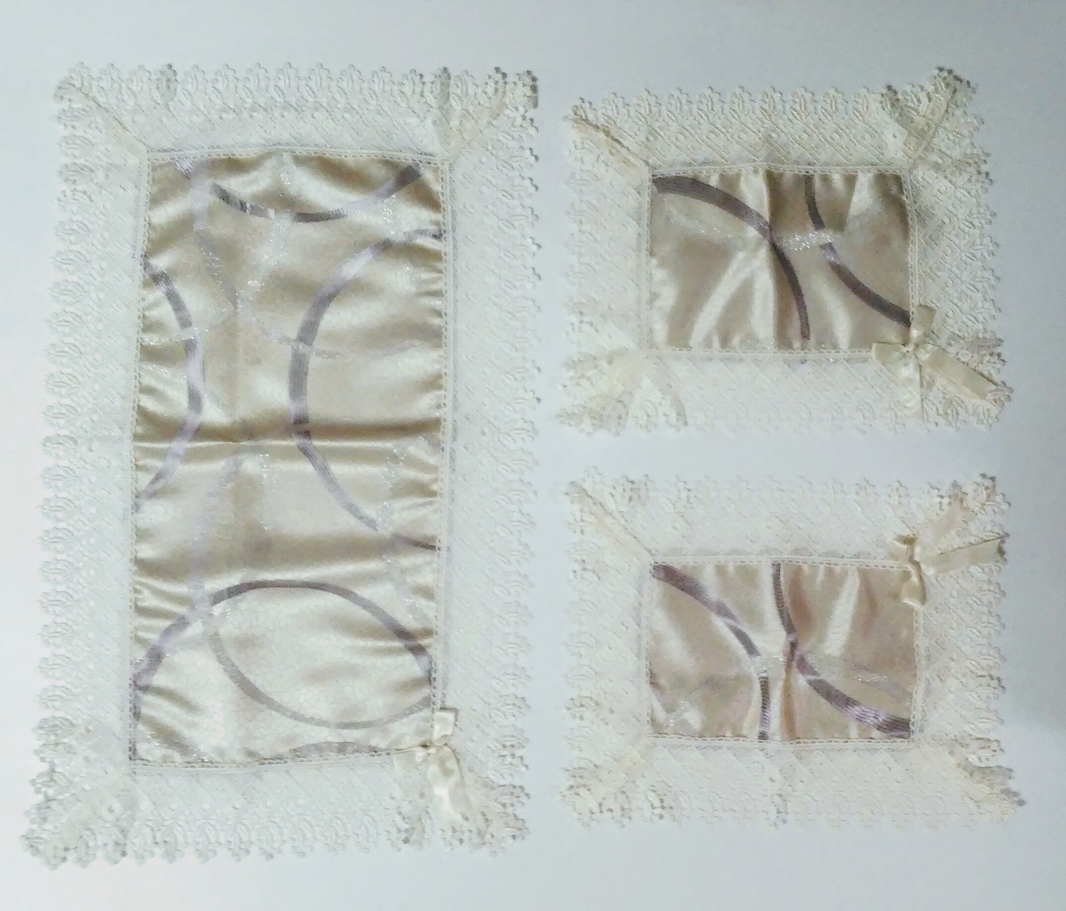Corredocasa Set Centrini 3 Pezzi Art. Sofia Eleganti in Tessuto Jacquard con Bordo in Raso o Pizzo – Moderni o Classici per Mobili, Tavolo, Comò