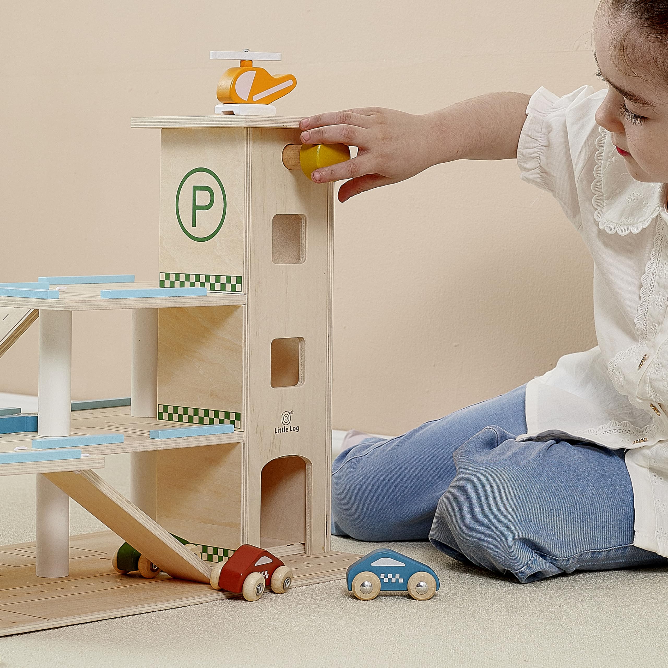 Little Log Garage di Parcheggio in Legno con Accessori per Lavaggio Auto Garage da Gioco con Ascensore Elicottero Set di Giocattoli di Garage in Legno 3 Piani con 21 Pezzi per Bambini e Bambine dai 3