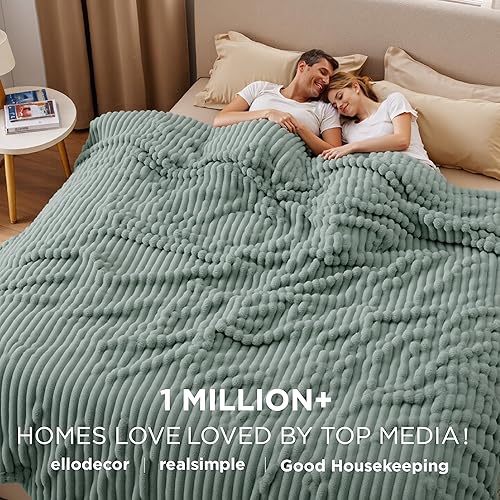 Miniatura 10 de Bedsure GentleSoft Twin Blanket for Couch - Cozy Soft Blankets for Women, Cute Small Fleece Throws for Girls, Light Grey, 60x80 Inches