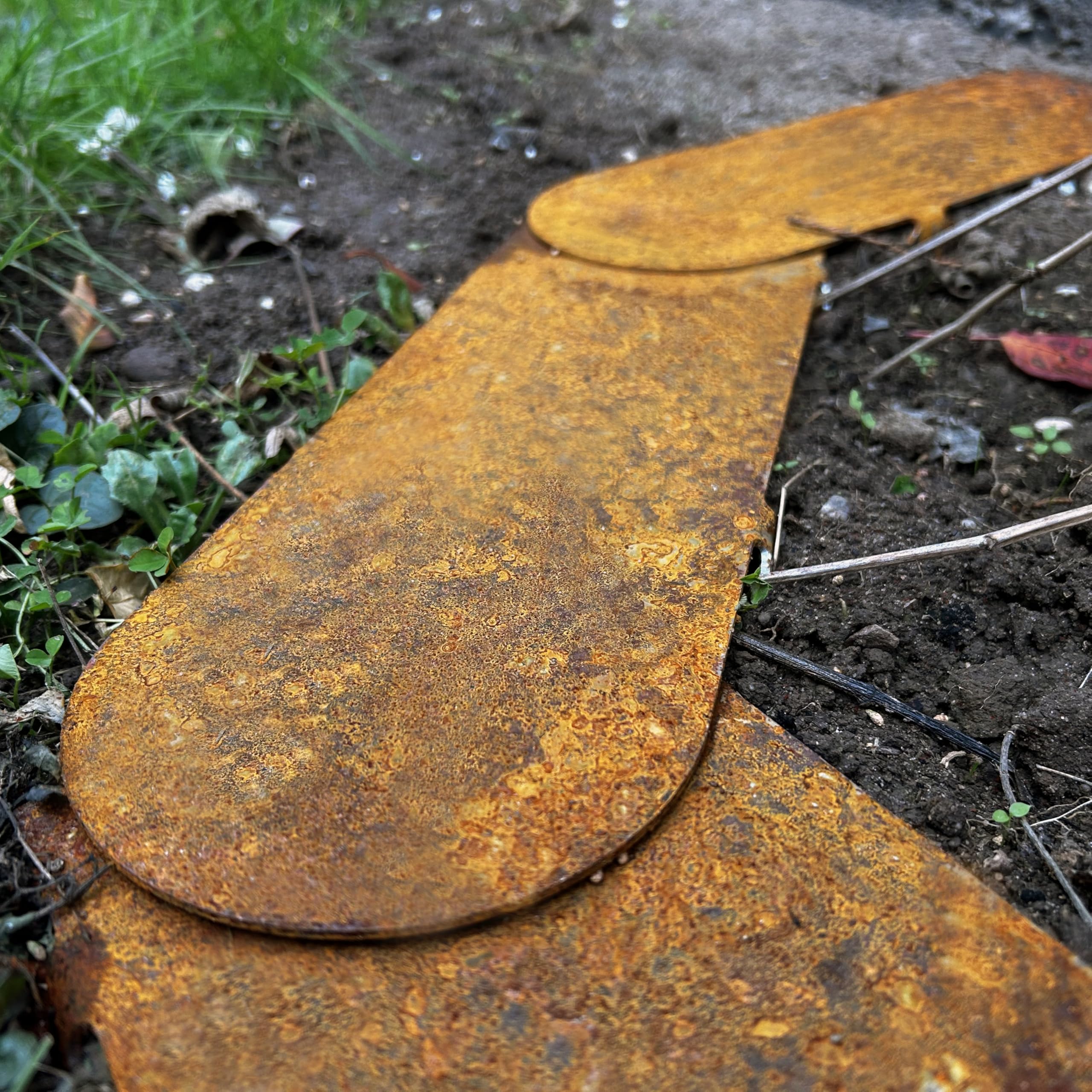 8er Set Edelrost Rasenkantensteine, Rasenkante aus Metall – Stabile Beeteinfassung & Mähkante für Garten, Rasen & Beete – Langlebig, Einfache Montage, ideal für Rasenmäher, Rasenroboter, Mähroboter